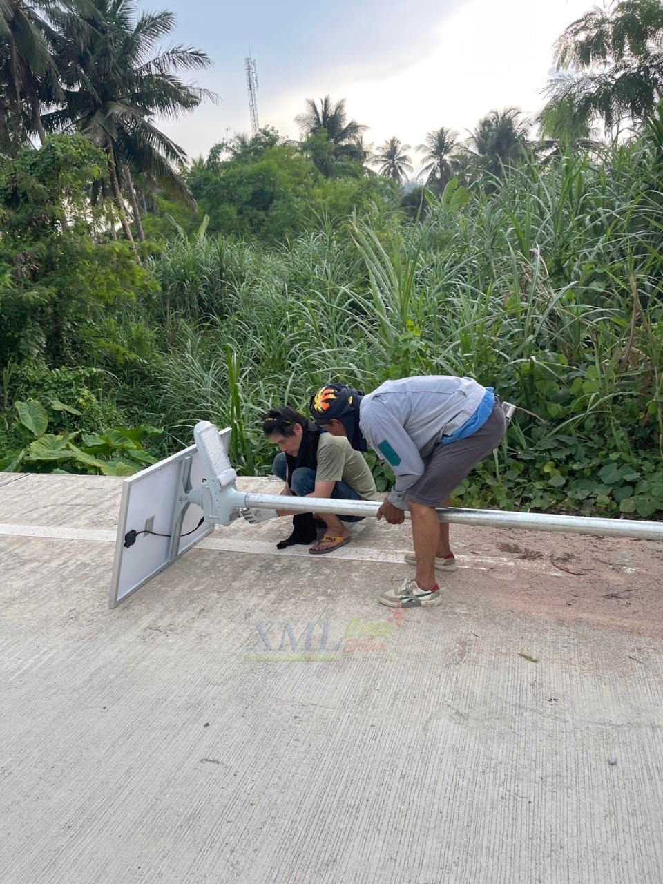 โคมไฟถนนโซล่าเซลล์อัจฉริยะ (รุ่น 9,000Lumens + แผง 100 W) (แสง : ขาว)