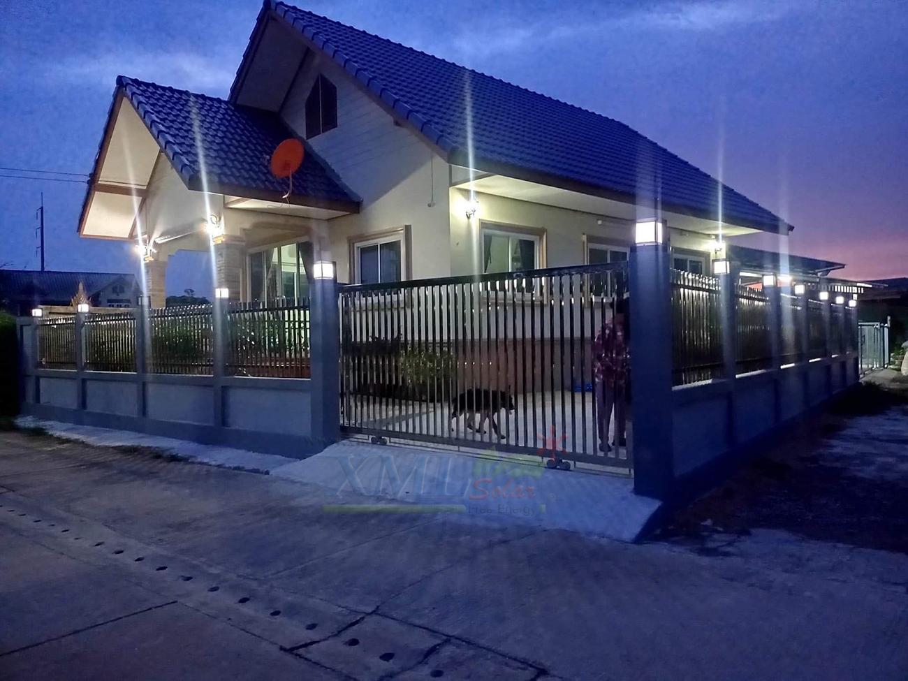 โคมไฟหัวเสาโซล่าเซลล์ ทรง ลูกบาศก์ Size S (110lm)(เเสง : ขาว+เหลืองวอมไวท์)