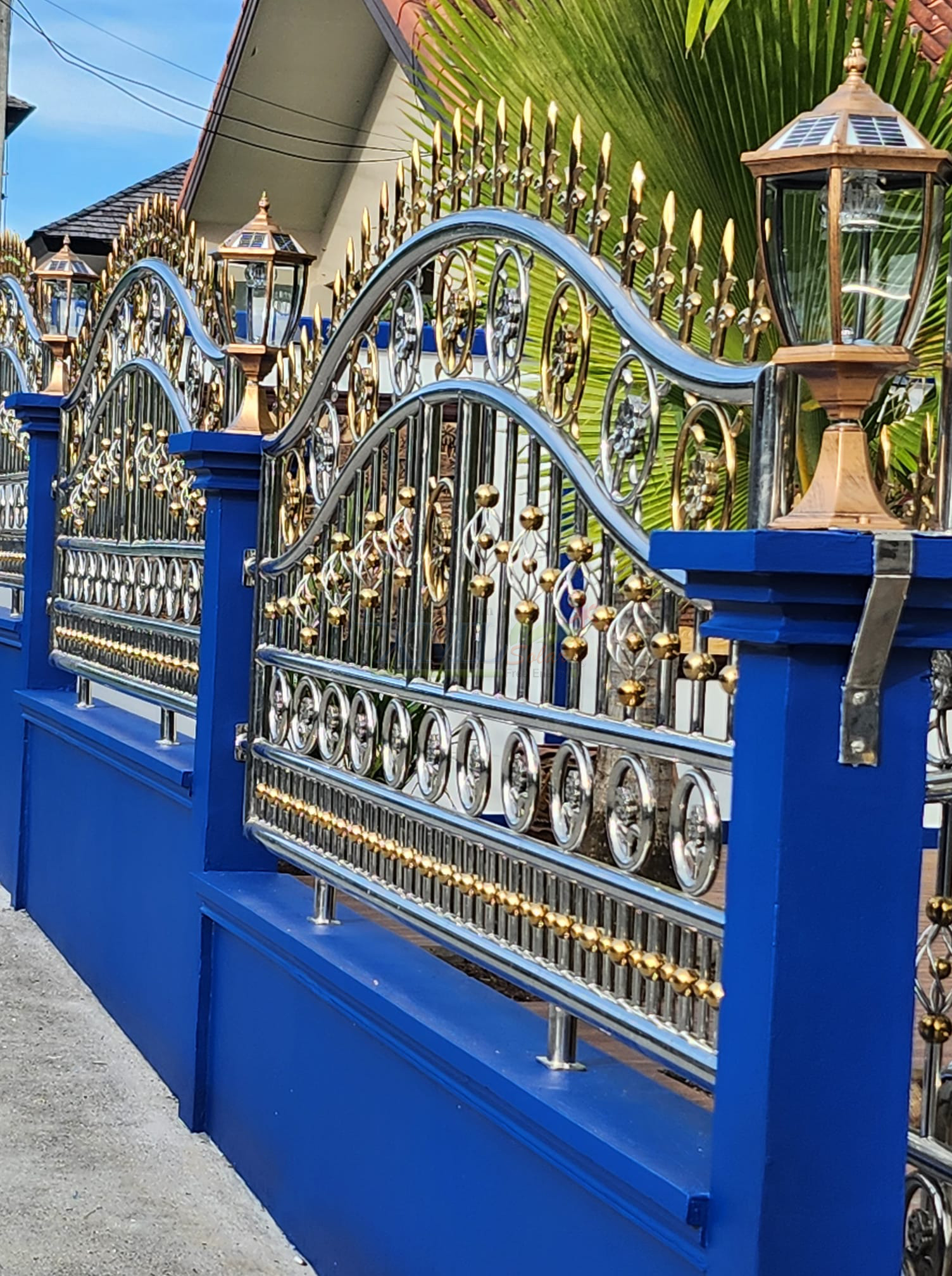 หัวเสาทรงยุโรป ไซต์ใหญ่ (สีทอง) เปิดได้ 2 แสง