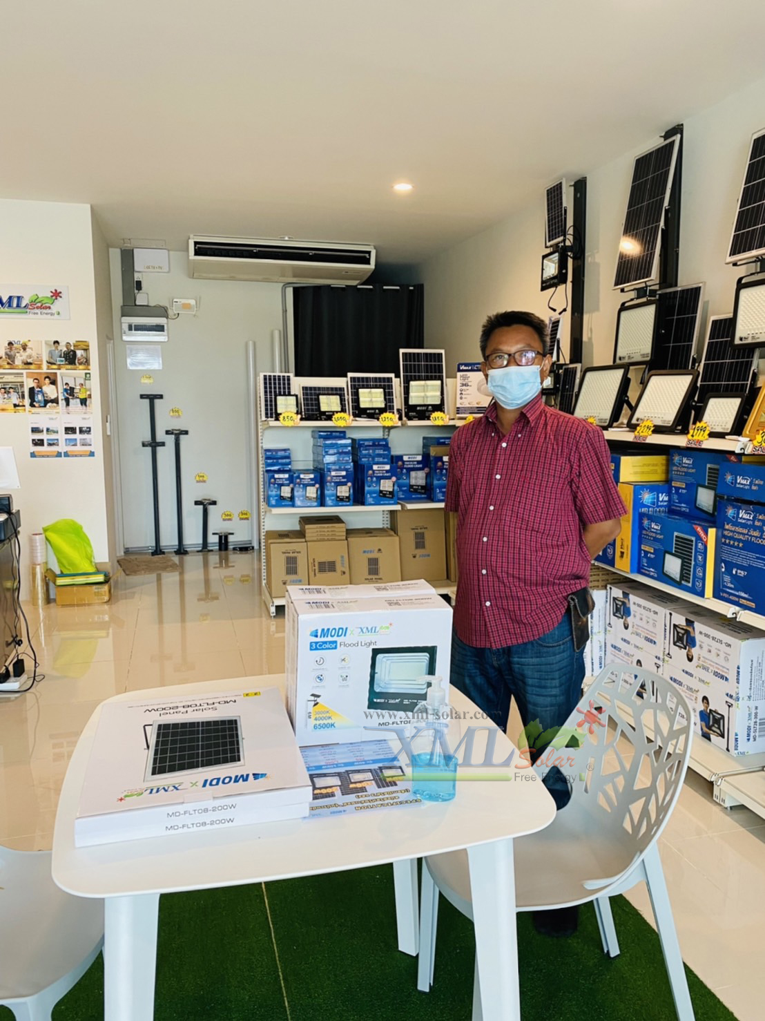 รุ่นประหยัด ไฟสปอตไลท์โซล่าเซลล์ 200 W. รุ่น MODI x XML (เปิดได้ 3 แสง)