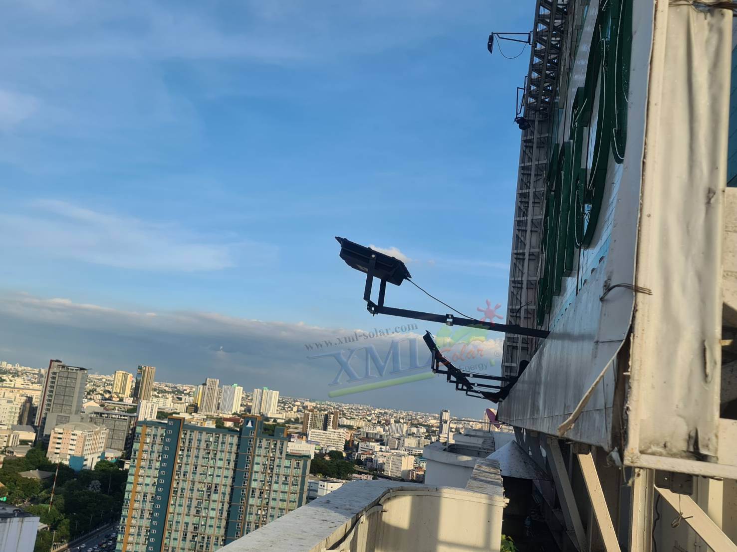 สปอร์ตไลท์โซล่าเซลล์ 1000 W. รุ่นใหม่ JD81000L (แสง : ขาว)