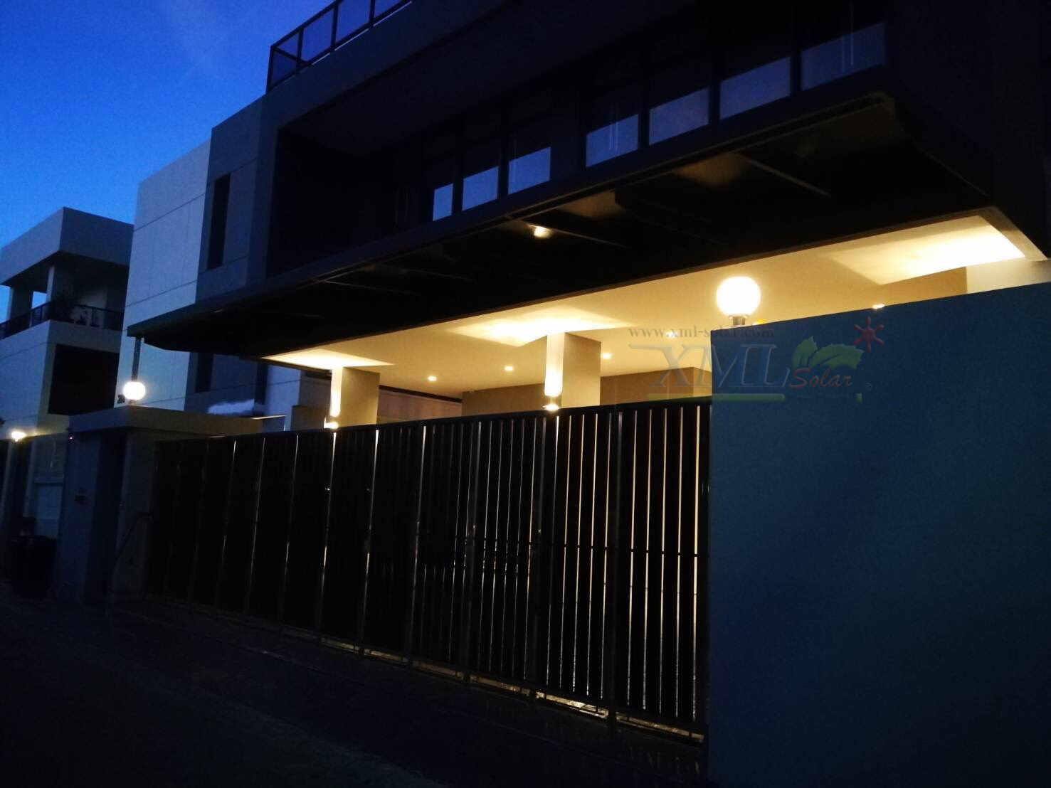 โคมไฟหัวเสาโซล่าเซลล์ ทรงกลมฐานสเเตนเลส (25 ซม.) + Remote (เปิดได้ 3 แสง)+AC