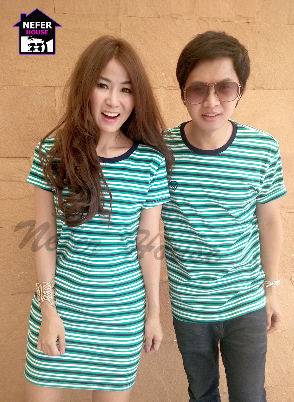 เสื้อคู่รักเกาหลี ผ้ายืดโทนสีเขียวริ้วขาวตัดกับสีกรม และเพิ่มความโดดเด่นสีกรมเข้มที่คอเสื้อ