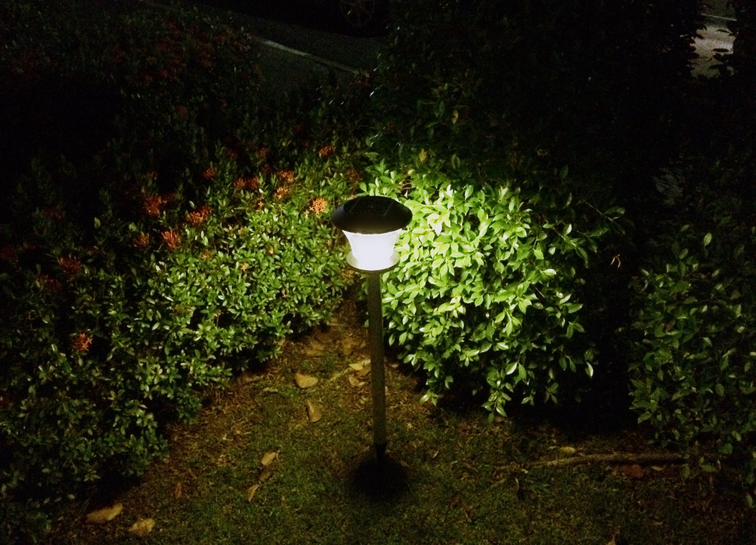 ไฟปักสนามโซล่าเซลล์ 8 Super SMD LED (แบบกลม) สูง 80 ซม. (เเสง : เหลืองวอมไวท์)