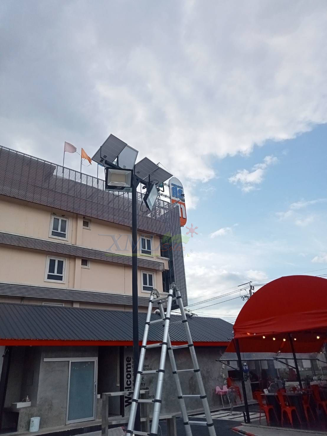 ไฟสปอตไลท์โซล่าเซลล์ 1000 Watt กล่องสีน้ำตาล (เปิดได้ 3 แสง)