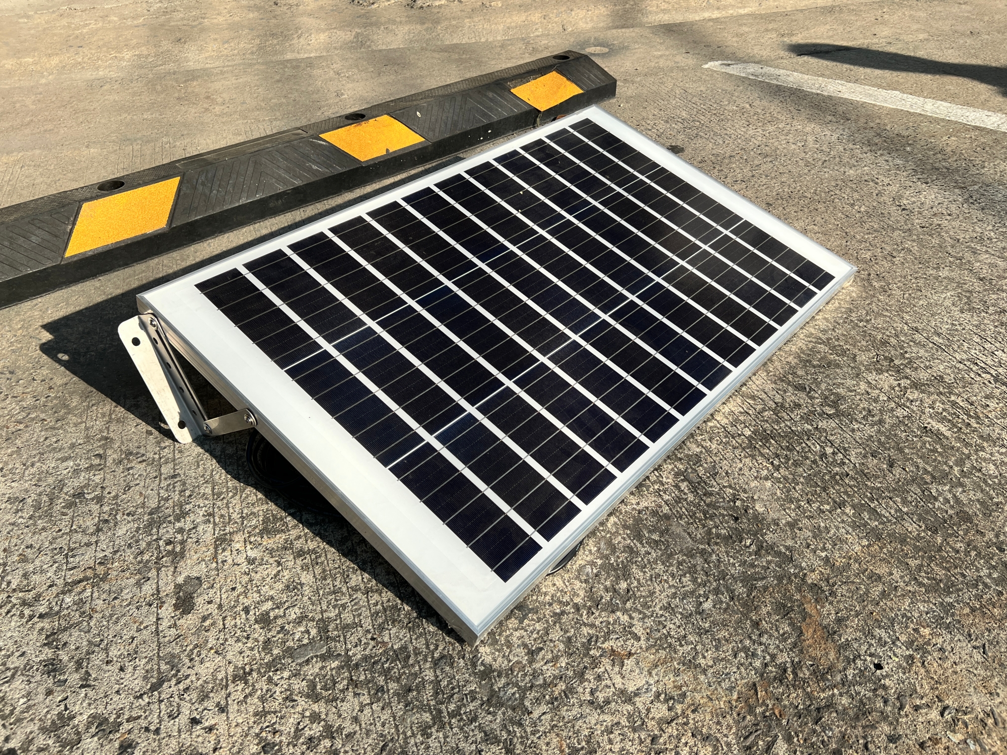 สปอร์ตไลท์โซล่าเซลล์ 1000 W. รุ่นใหม่ JD81000L (แสง : ขาว)