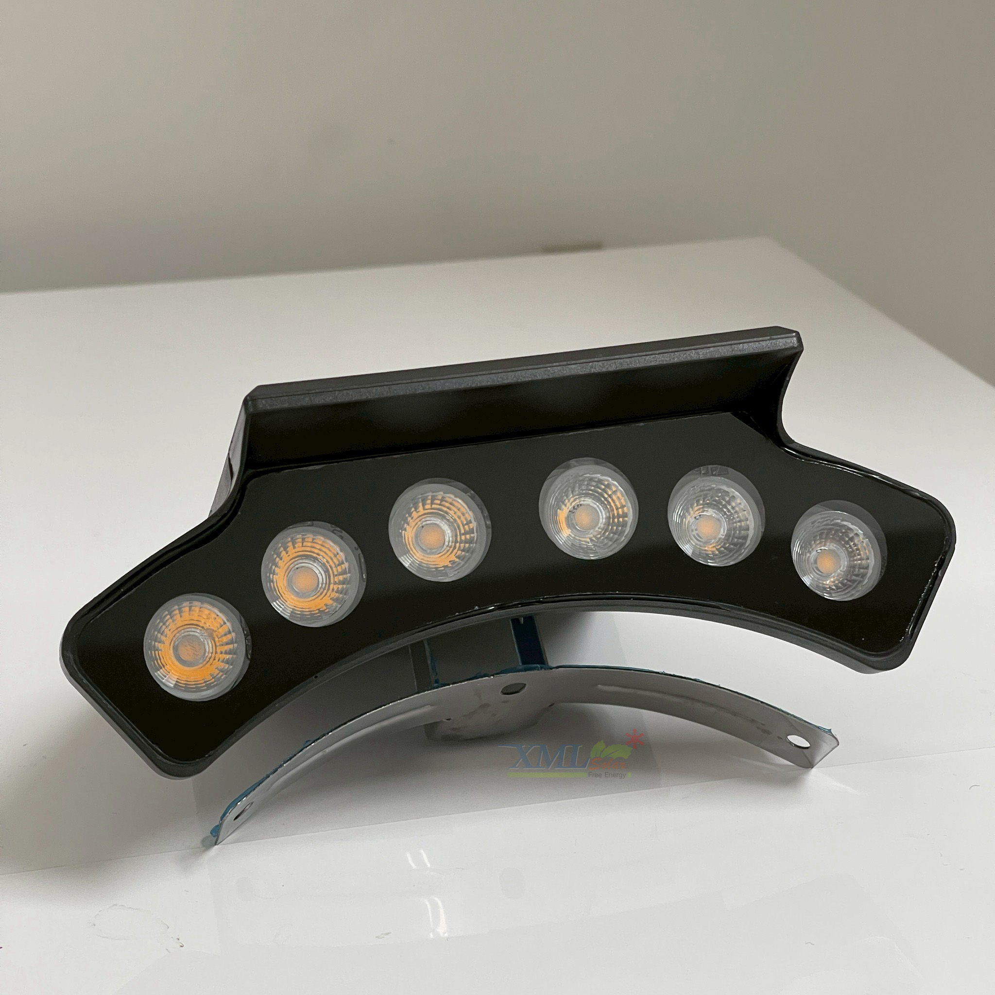 ไฟโซล่าเซลล์ติดหลังคาเก๋งจีน LSXML-218 (แสง : เหลืองวอมไวท์)(1 แถม 1)