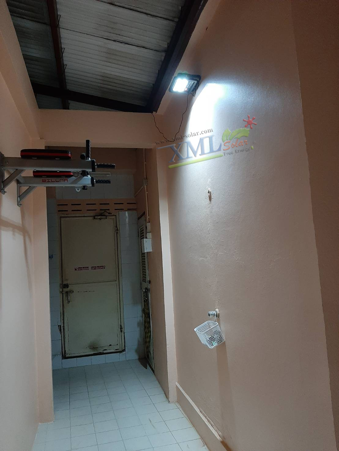 ไฟสปอตไลท์โซล่าเซลล์ 80 W. รุ่น Modi x XML (เเสง : ขาว) (1 เเถม 1)