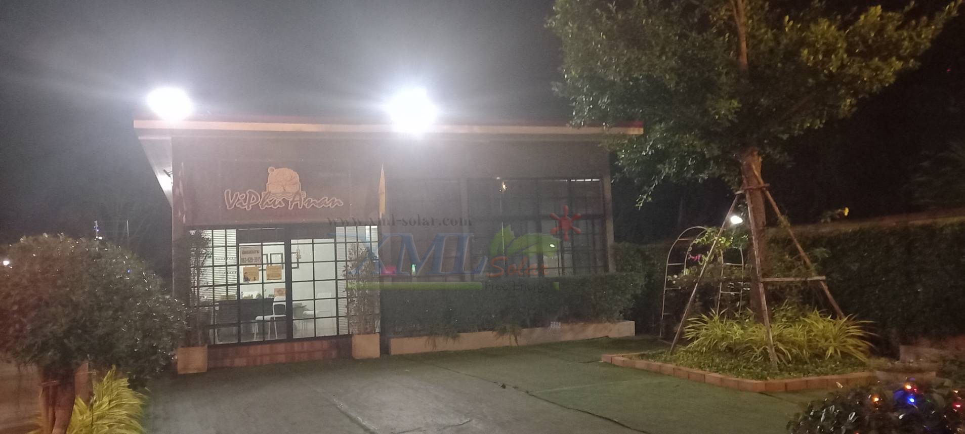 ไฟสปอตไลท์โซล่าเซลล์ 200 W. รุ่น Modi x XML ไซต์ใหญ่ (เเสง : ขาว)