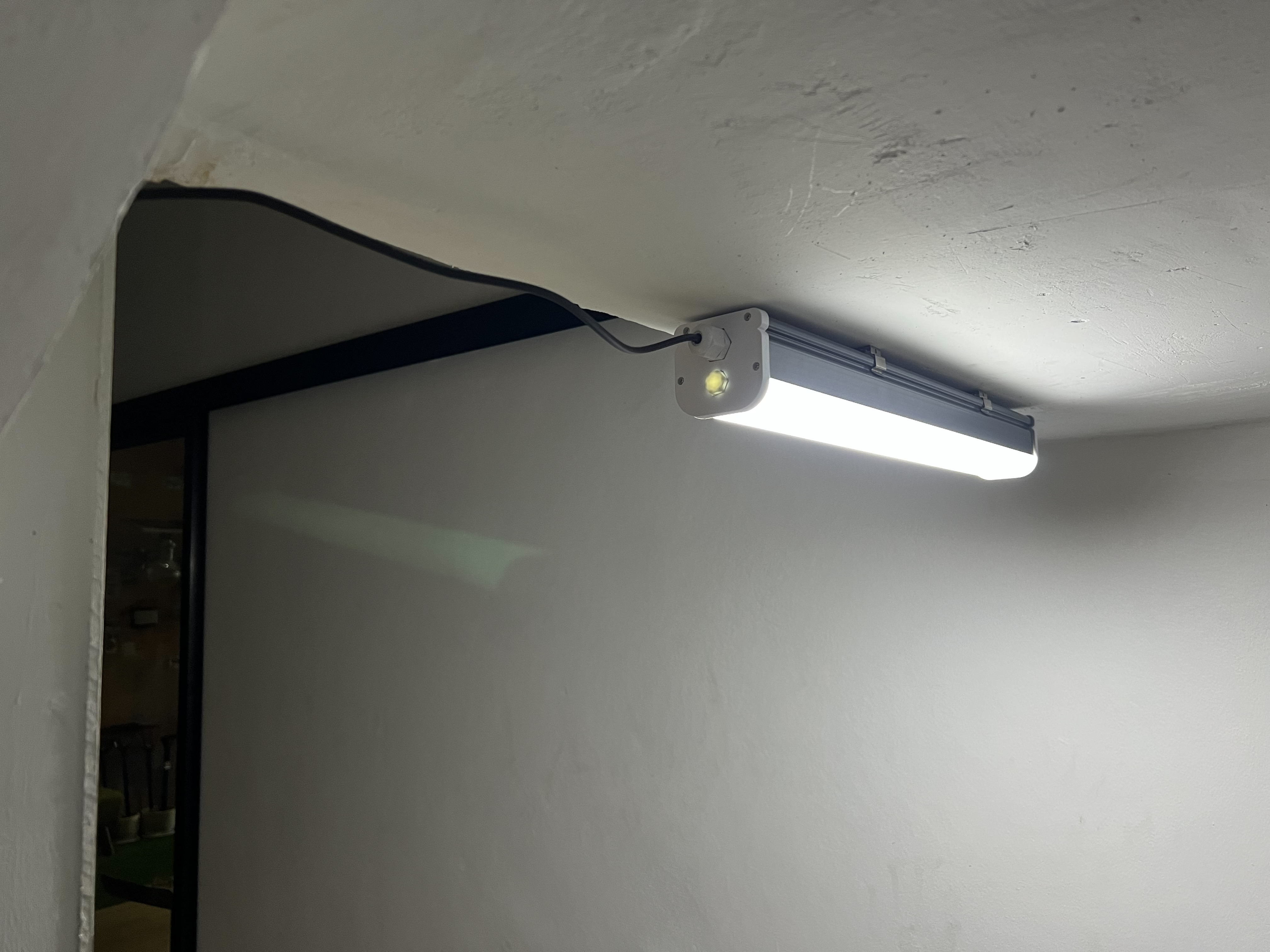 รุ่นประหยัด โคมไฟติดเพดานโซล่าเซลล์ หลอดยาว ไซต์ใหญ่ 60W. (แสงขาว)