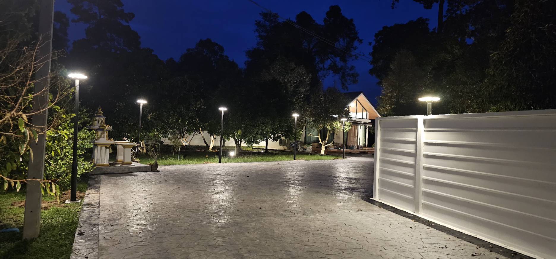 ชุดเสาพร้อมโคม SET A (โคมไฟโซล่าเซลล์ UFO SLT39-300W + เสาเหล็กดำสูง 2.82 เมตร)(เปิดได้ 3 แสง)