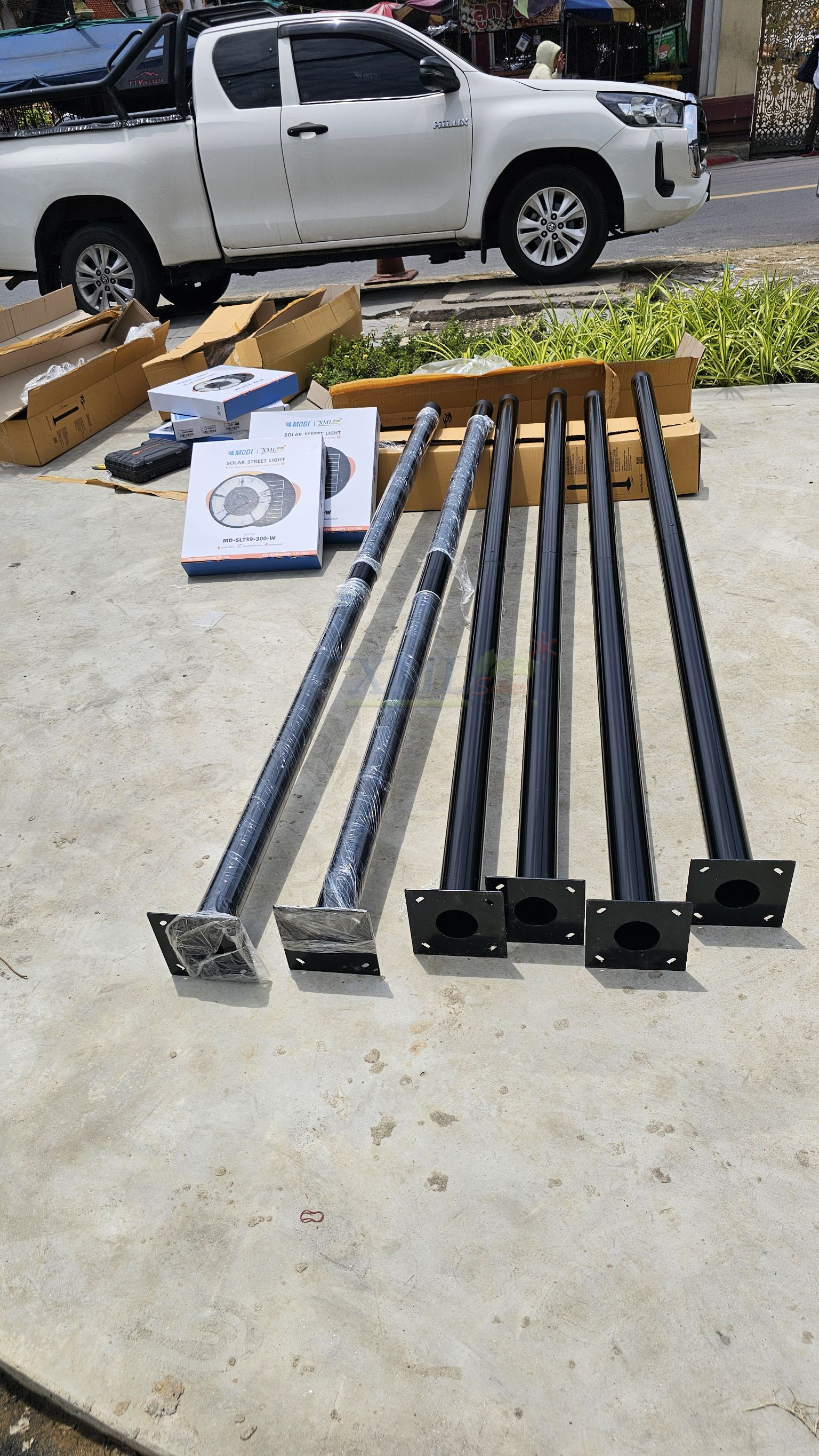 ชุดเสาพร้อมโคม SET A (โคมไฟโซล่าเซลล์ UFO SLT39-300W + เสาเหล็กดำสูง 2.82 เมตร)(เปิดได้ 3 แสง)