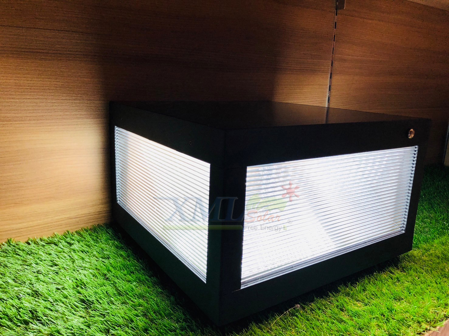 โคมไฟหัวเสาโซล่าเซลล์ ทรงสี่เหลี่ยม รุ่น TZ-3645-L ไซส์ใหญ่ (เปิดได้ 2 แสง)