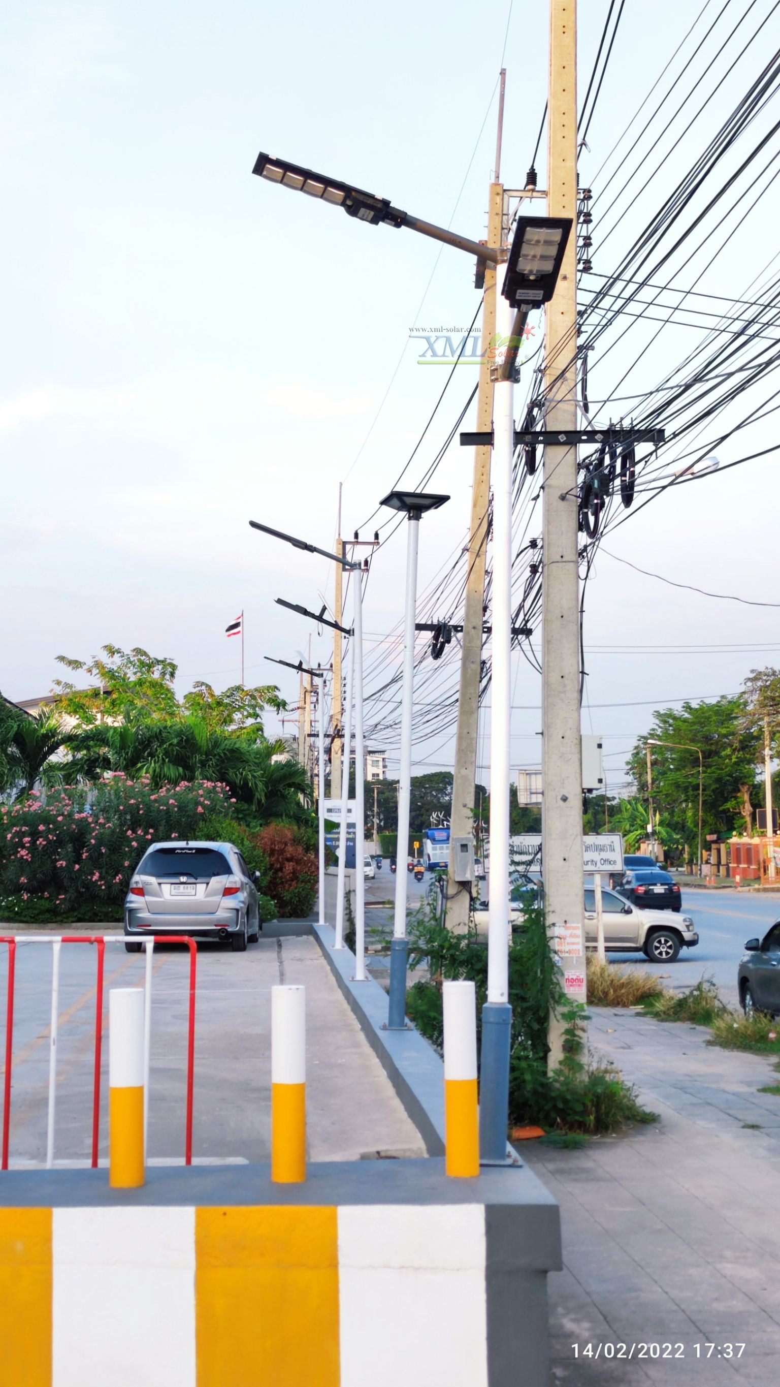 โคมไฟถนนโซล่าเซลล์ Modi x XML-Solar 200W (แสง : ขาว)(Motion sensor)