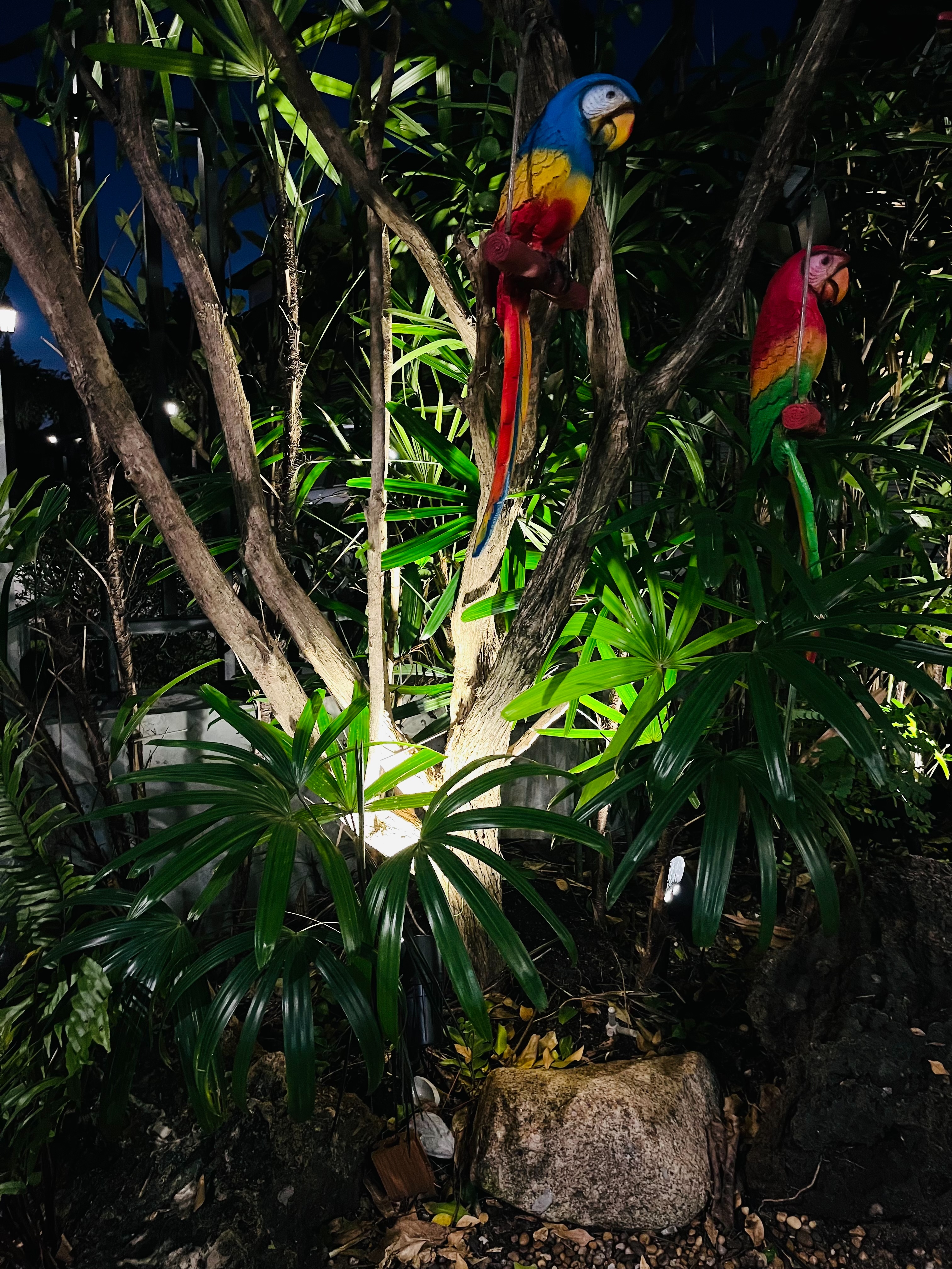 โคมไฟปักสนามโซล่าเซลล์ แพ็ค 4 ดวง รุ่น MD-SSL88 (แสง : เหลืองวอมไวท์)