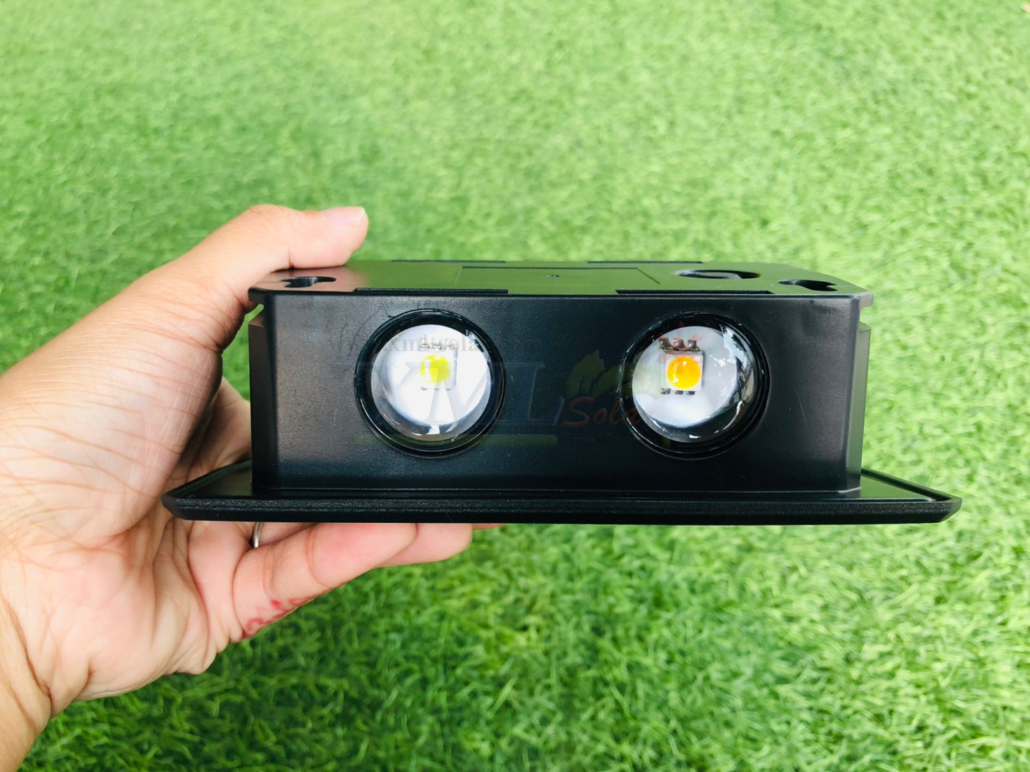 โคมไฟผนังโซล่าเซลล์ 4 LED รุ่นส่องบนล่าง (แสง : RGB)