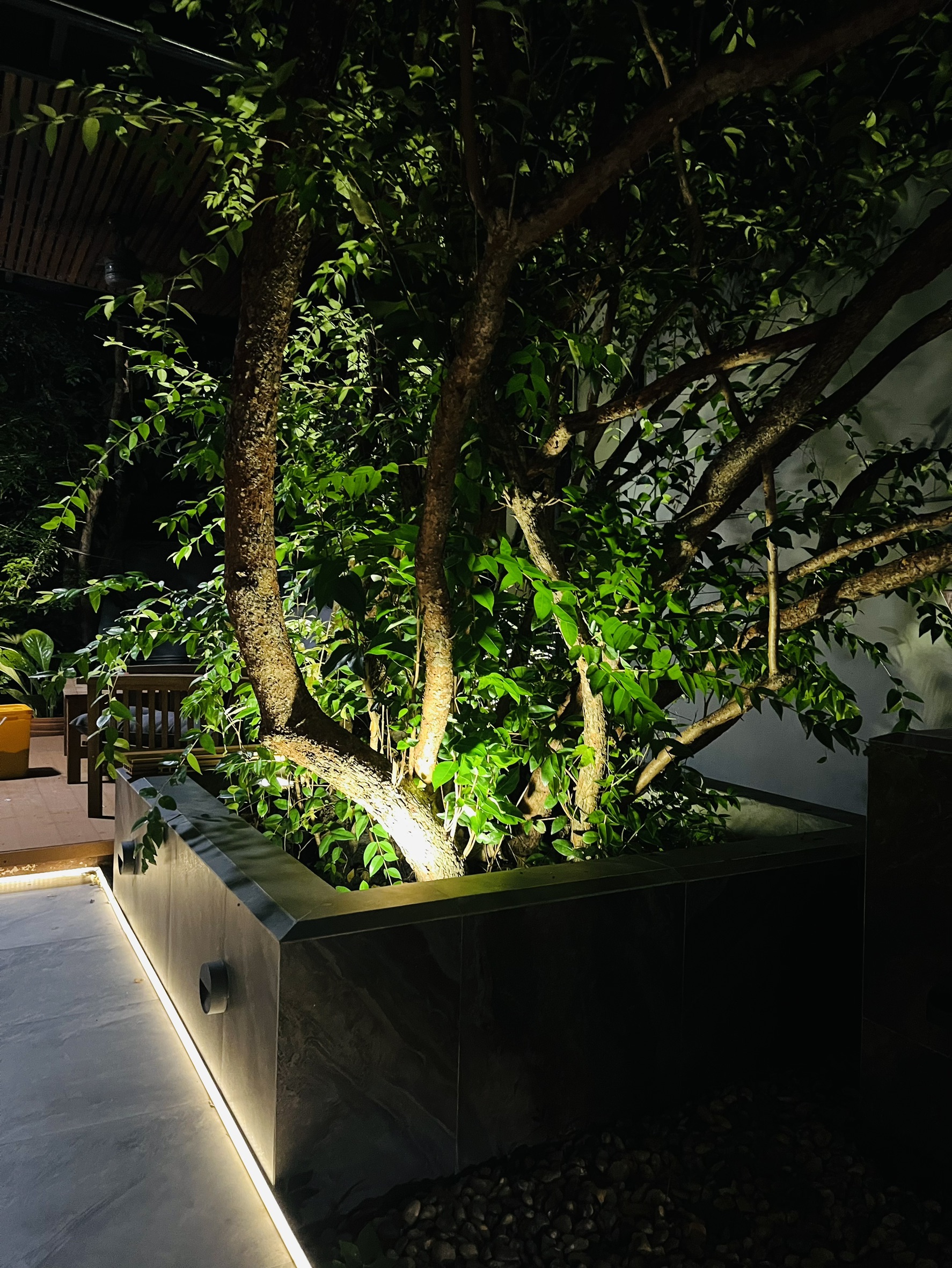 ไฟสปอตไลท์โซล่าเซลล์ 50 Watt กล่องสีน้ำตาล (เปิดได้ 3 แสง)