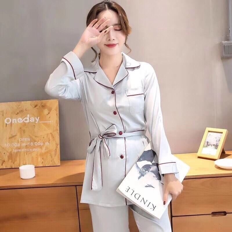 ชุดนอน เซ็ต 3 ชิ้น ผ้าsilk satin เนื้อนุ่มพริ้วบางเบา สวมใส่สบายไม่คัน ดีไซน์เรียบหรูซ่อนหวาน มี 2 สี เทา ครีม ชุดละ 690 บาท