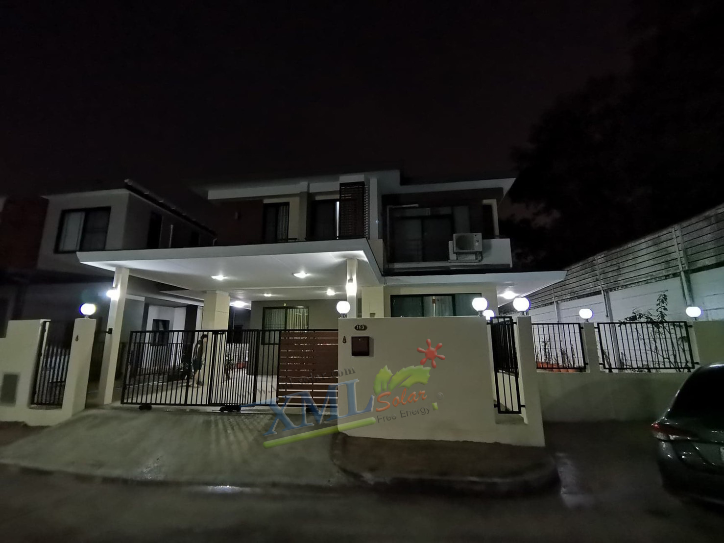 โคมไฟหัวเสาโซล่าเซลล์ ทรงกลมฐานสเเตนเลส (25 ซม.) + Remote (เปิดได้ 3 แสง)+AC