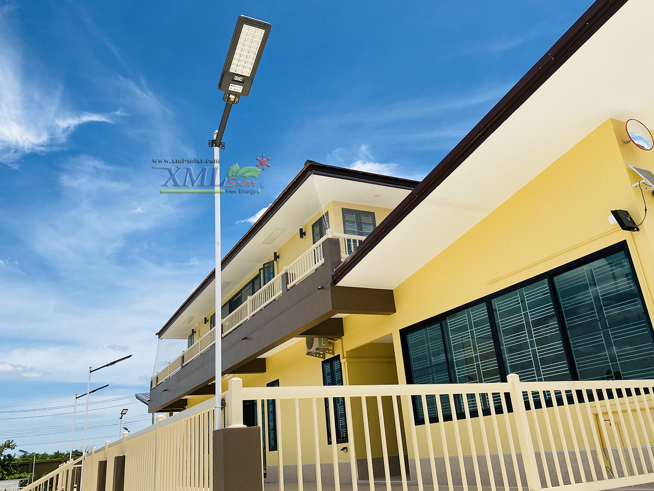 โคมไฟถนนโซล่าเซลล์ XML-Solar 300W (แสง : ขาว)(สว่างค้าง)