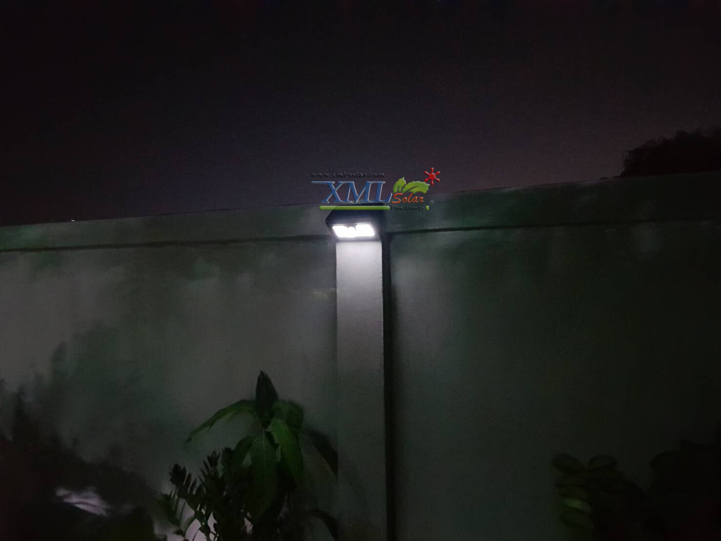 โคมไฟโซล่าเซลล์ ติดผนัง ทรงสามเหลี่ยม 38 SMD LED (เเสง : ขาว) 1 แถม 1