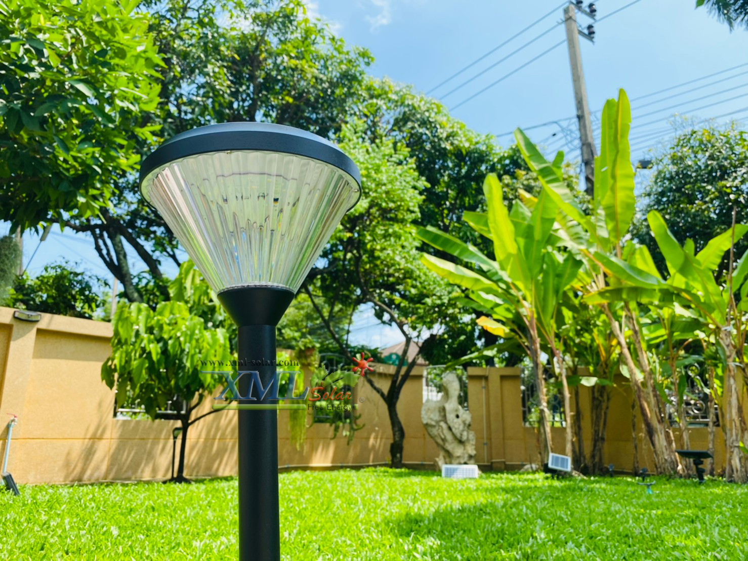 โคมไฟปักสนามโซล่าเซลล์ ทรงกรวย (แสง : เหลืองวอมไวท์)