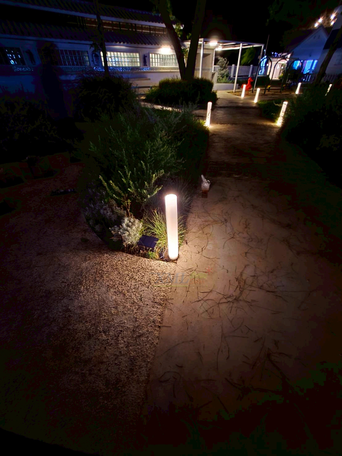 โคมไฟตั้งพื้นโซล่าเซลล์ รุ่น TC-11838 (แสงขาว + เหลืองวอมไวท์)