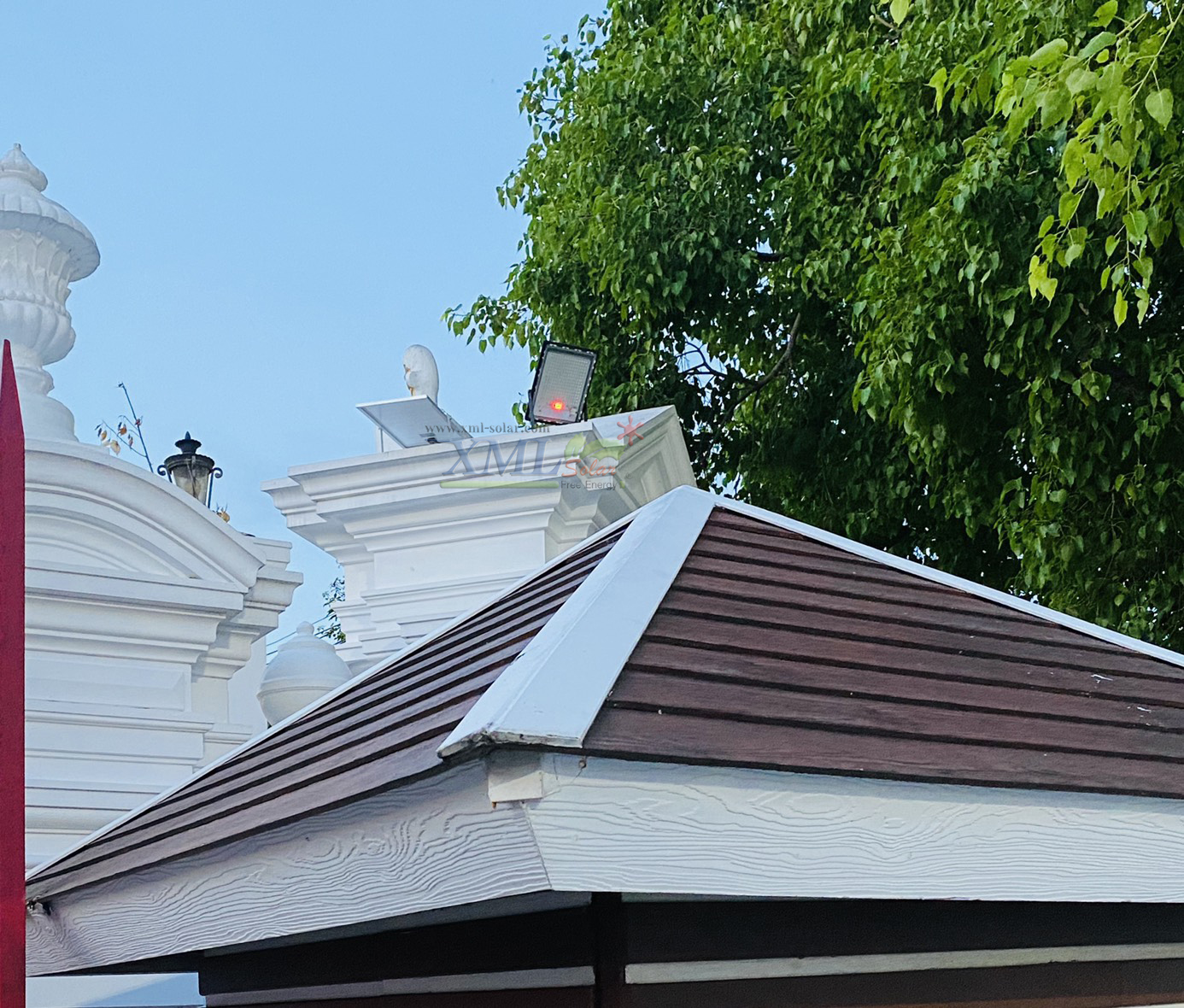 ไฟสปอตไลท์โซล่าเซลล์ 300W SLIM (แสง : ขาว)