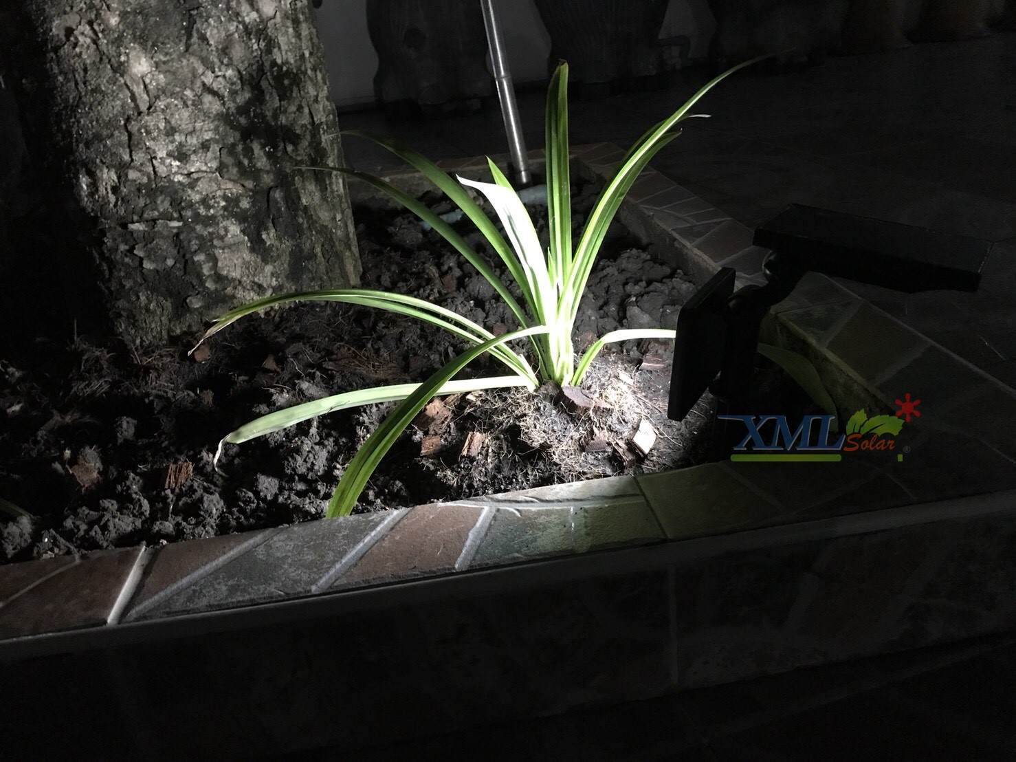 สปอร์ตไลท์ปักสนามโซล่าเซลล์ 48 LED (รุ่นเเบน) (เเสง : ขาว) 1 แถม 1