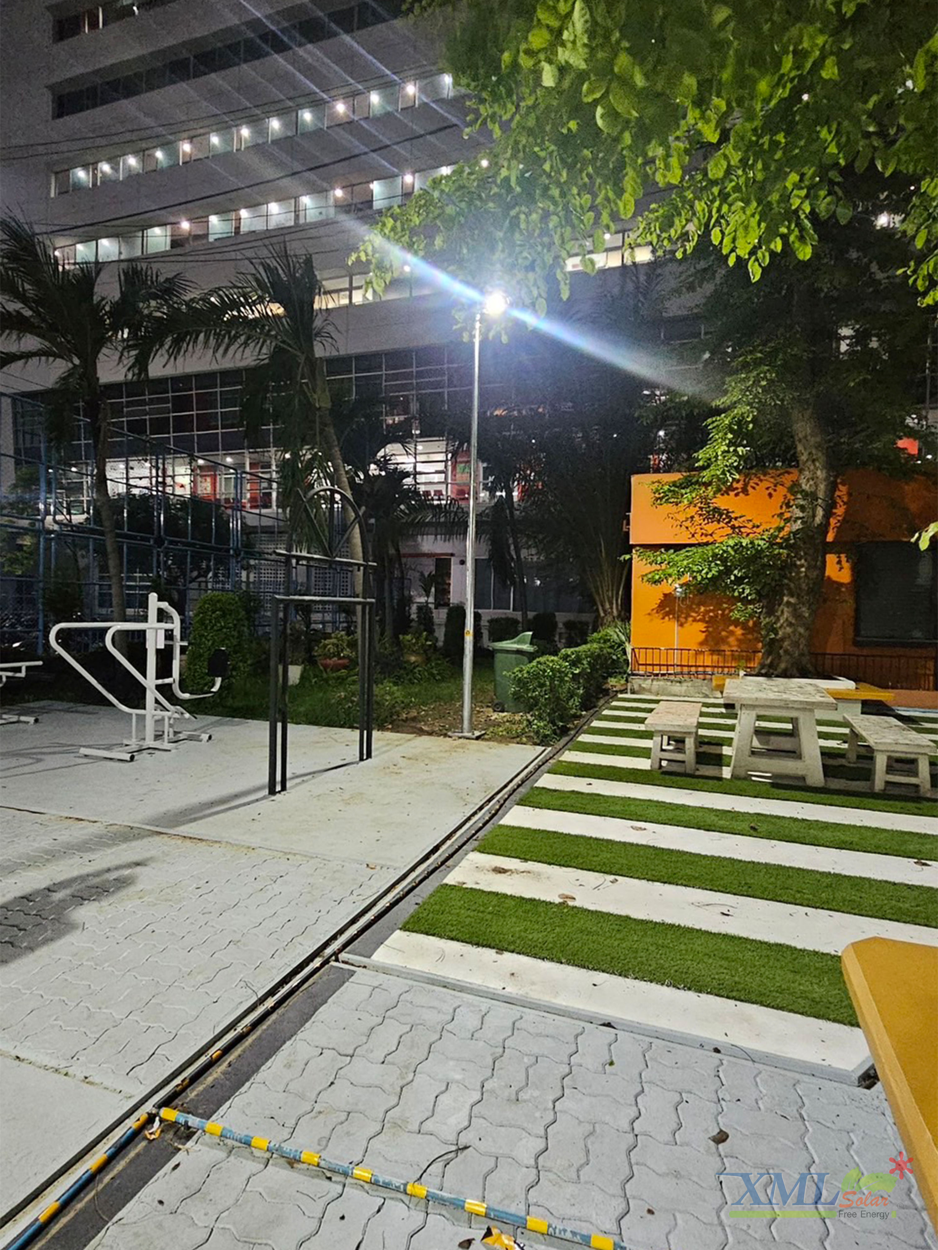 โคมไฟถนนโซล่าเซลล์อัจฉริยะ (รุ่น 6,300Lumens + แผง 80 W) (แสง : ขาว)