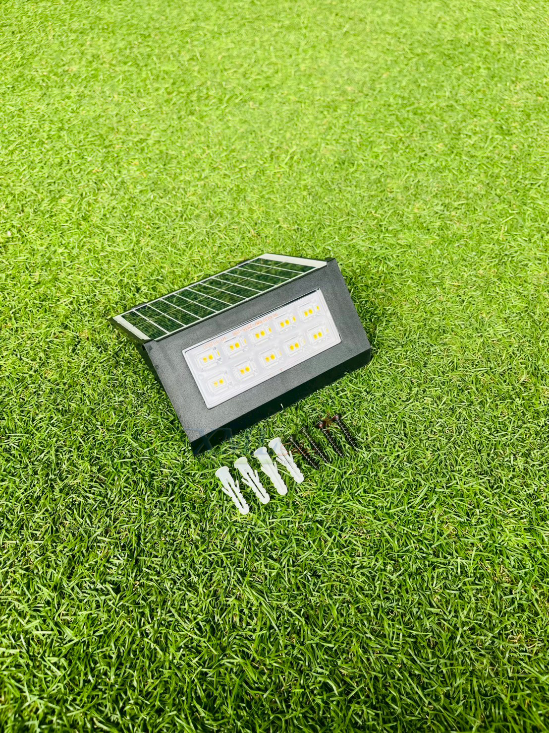 ไฟผนังโซล่าเซลล์ ทรงสามเหลี่ยม รุ่น LSXML-245