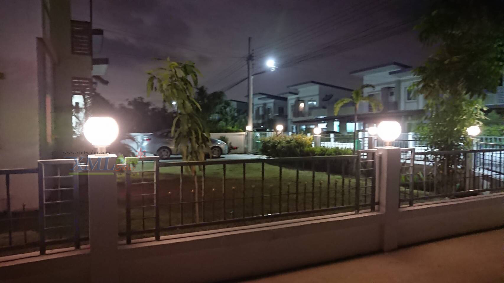 โคมไฟหัวเสาโซล่าเซลล์ ทรงกลมฐานสเเตนเลส (25 ซม.) + Remote (เปิดได้ 3 แสง)+AC