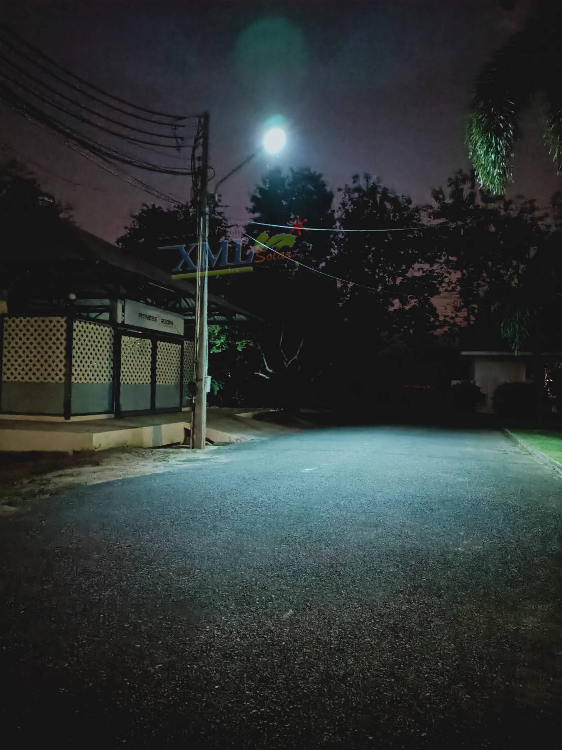 โคมไฟถนนโซล่าเซลล์ XML-Solar 200W (แสง : ขาว)(สว่างค้าง)