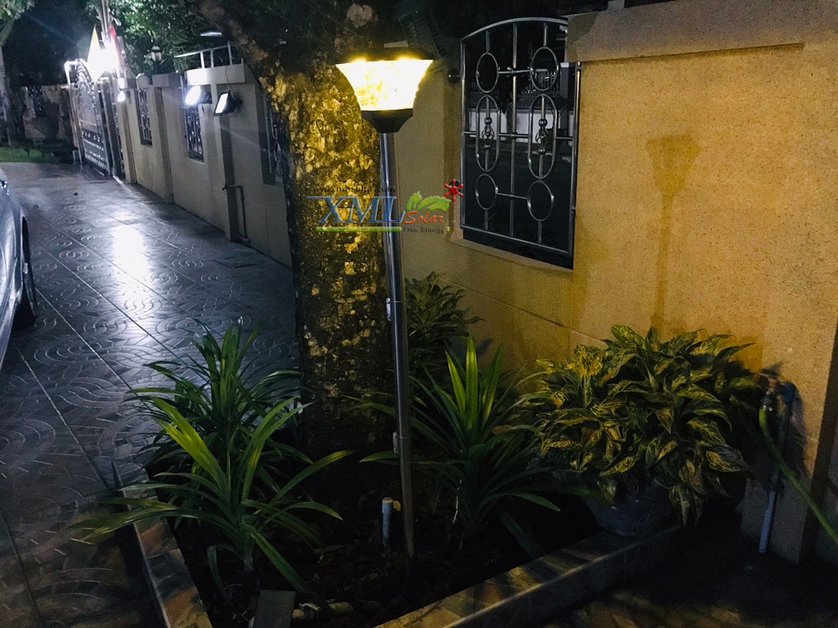 ไฟปักสนามโซล่าเซลล์ 8 Super SMD LED (แบบเหลี่ยม) สูง 140 ซม. (เเสง : เหลืองวอมไวท์)