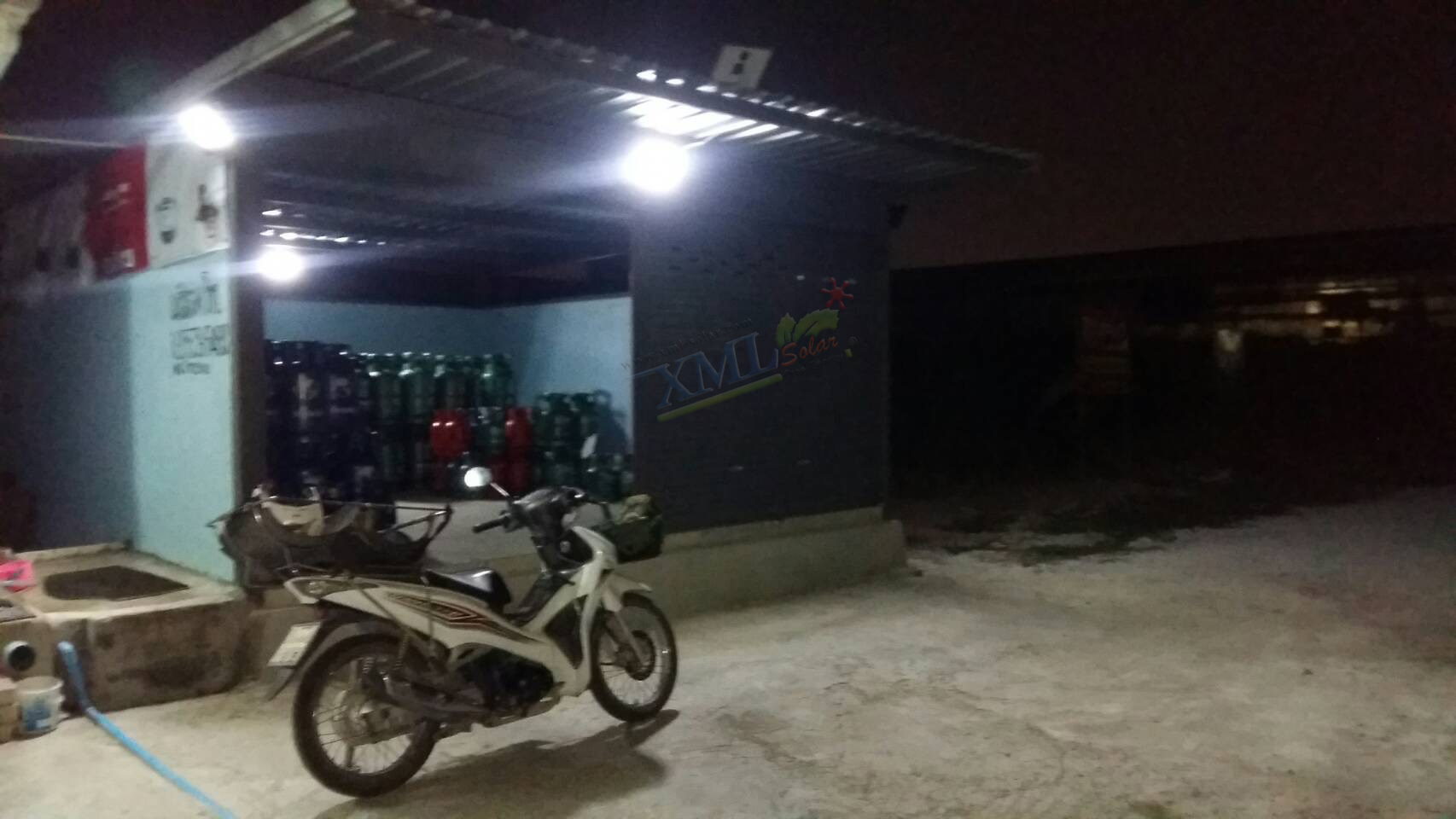 ไฟสปอตไลท์โซล่าเซลล์ 200 W. รุ่น Modi x XML ไซต์ใหญ่ (เเสง : ขาว)