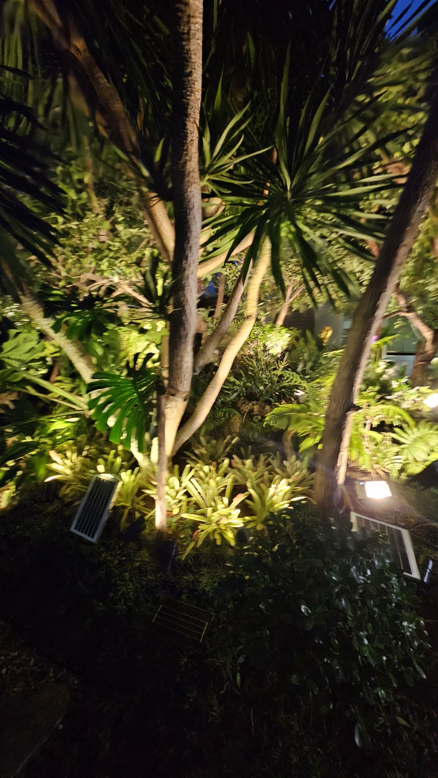 ไฟสปอตไลท์โซล่าเซลล์ 50 Watt กล่องสีน้ำตาล (เปิดได้ 3 แสง)