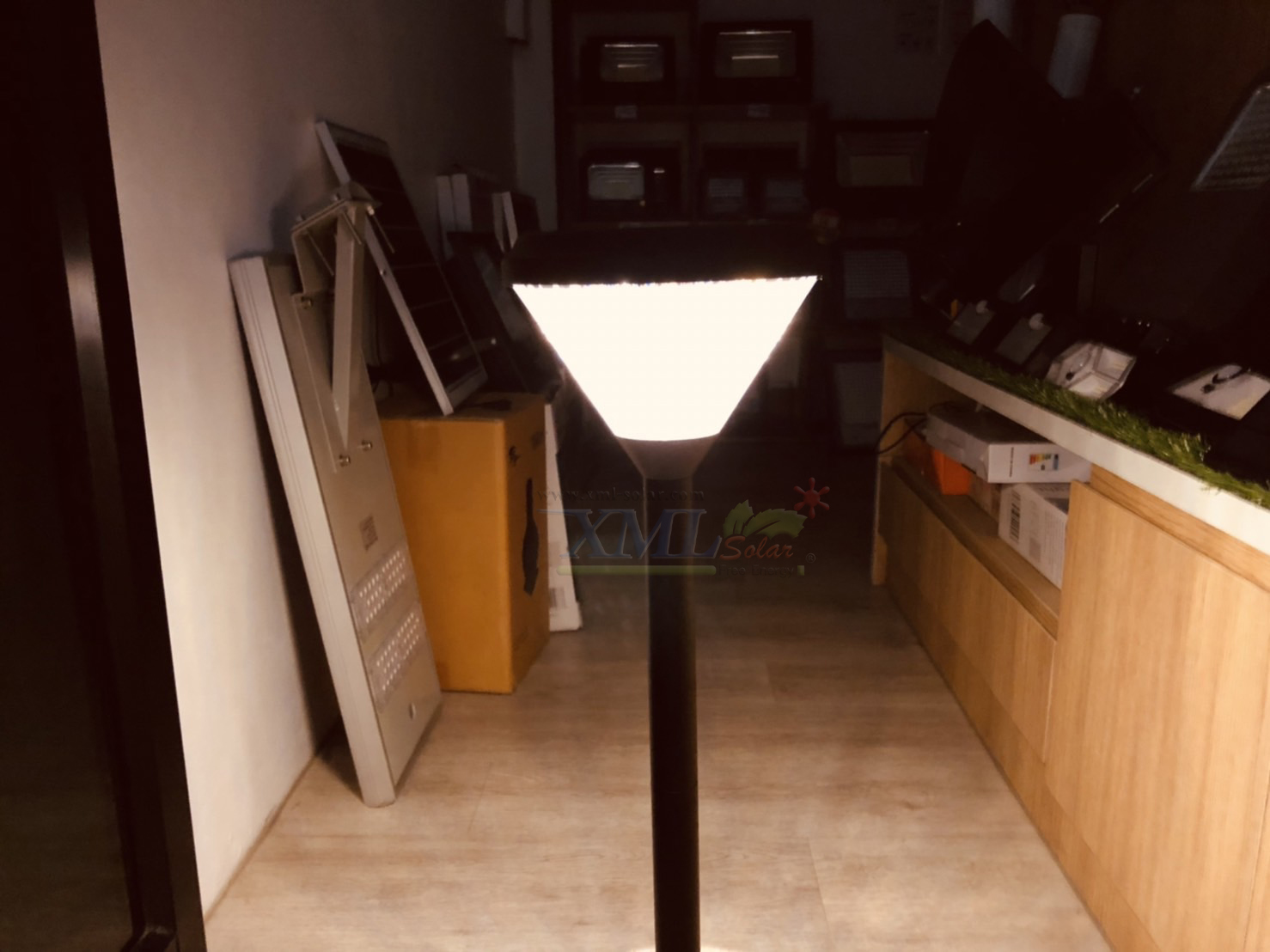 โคมไฟปักสนามโซล่าเซลล์ ทรงกรวย (แสง : เหลืองวอมไวท์)