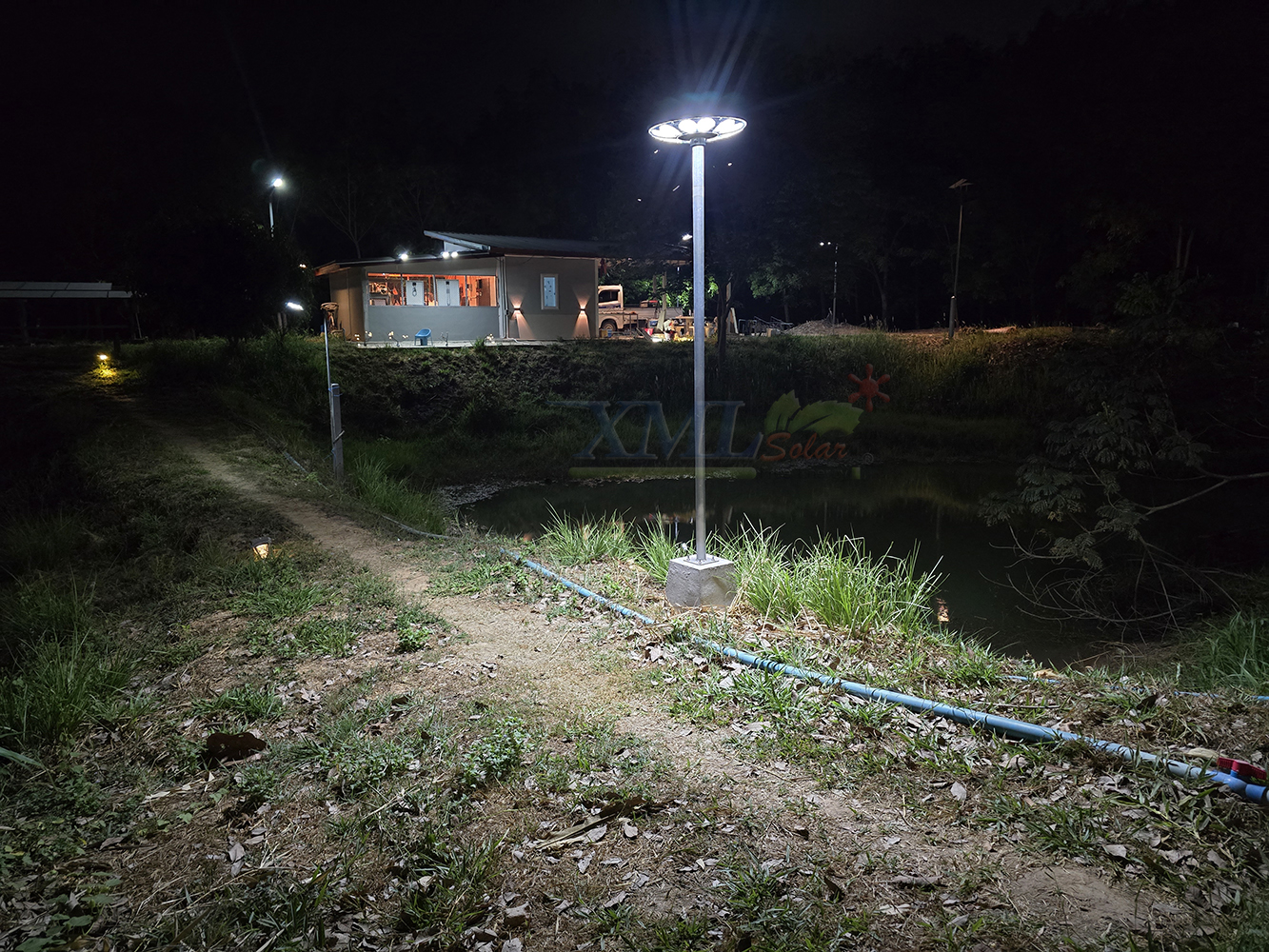 โคมไฟถนนโซล่าเซลล์ UFO ทรงกลม รุ่น MD-SLT-39-500W Plus (แสง : ขาว)