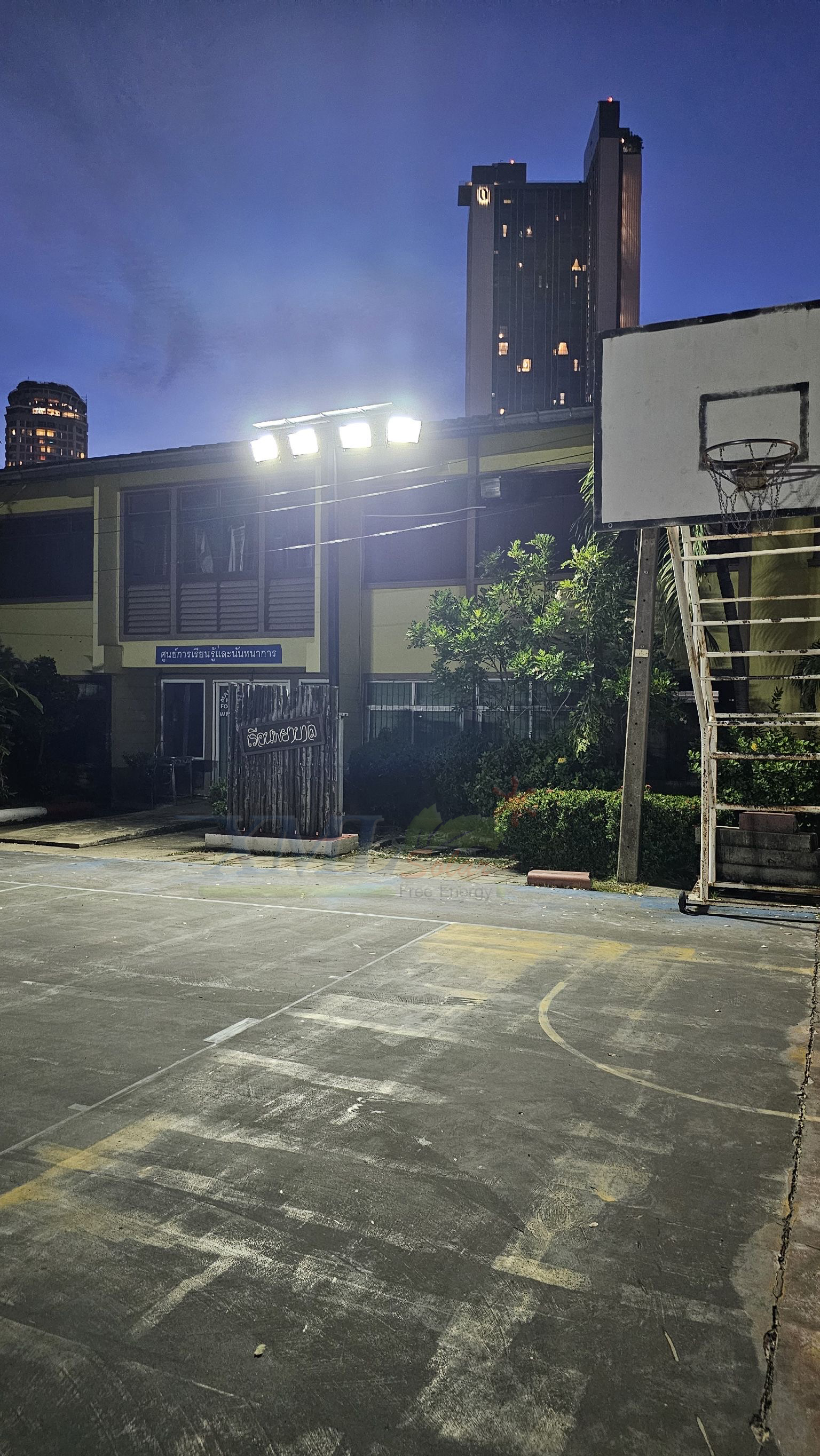 ไฟสปอตไลท์โซล่าเซลล์ 500 Watt กล่องสีน้ำตาล (เปิดได้ 3 แสง)