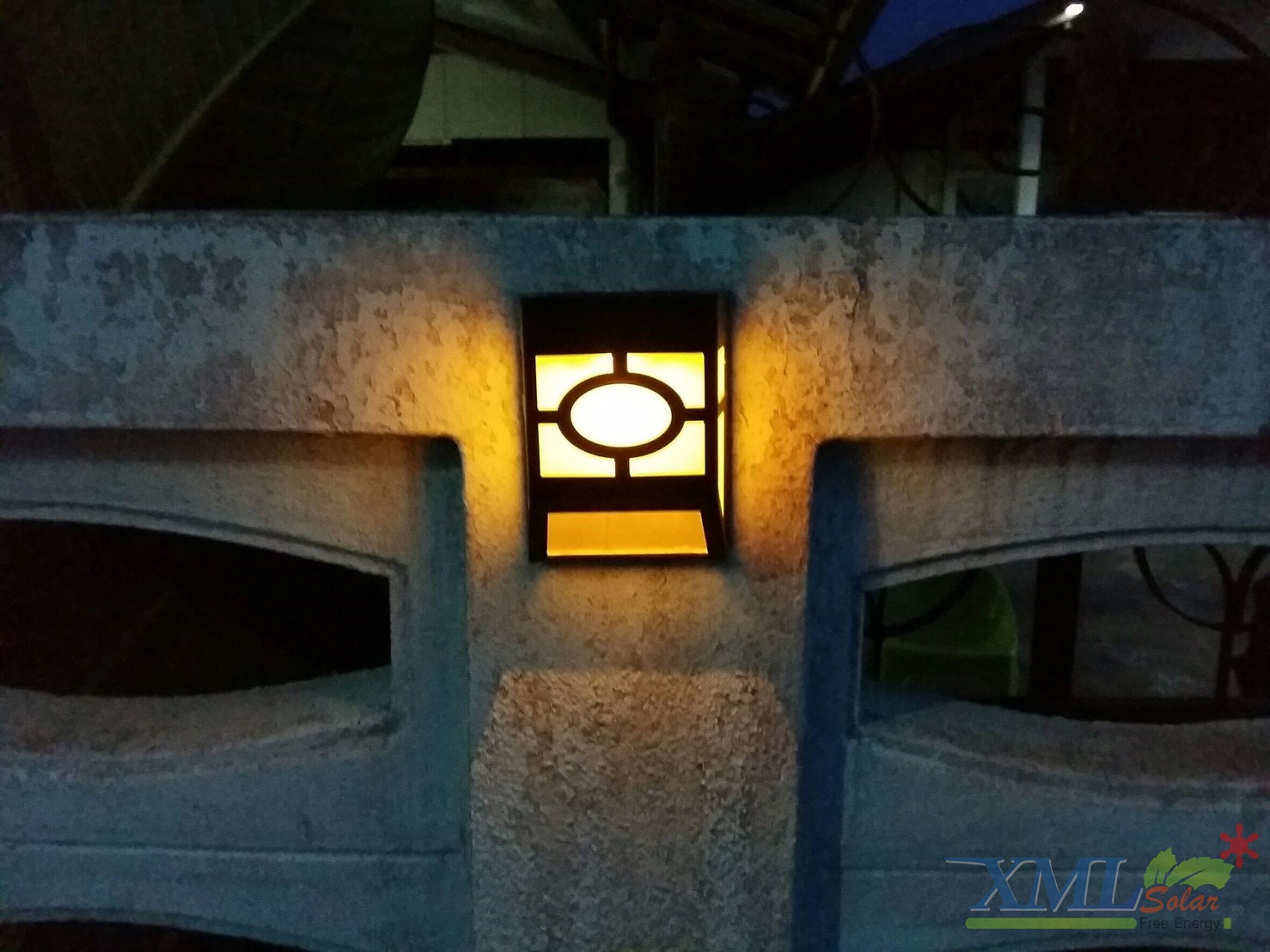 โคมไฟโซล่าเซลล์ ติดผนัง 2 LED ทรง ญี่ปุ่น (เเสง : เหลืองวอมไวท์)