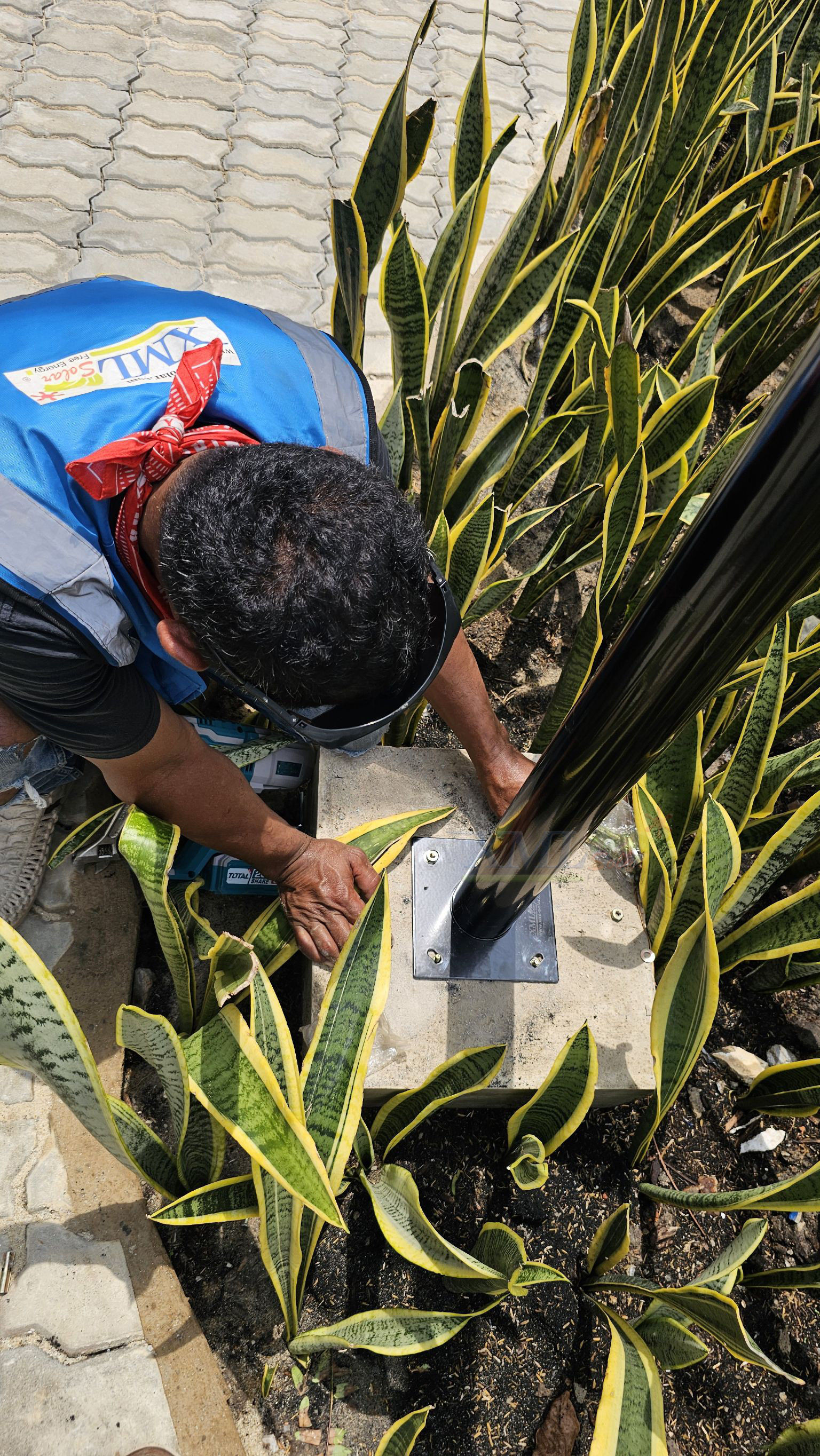 ชุดเสาพร้อมโคม SET A (โคมไฟโซล่าเซลล์ UFO SLT39-300W + เสาเหล็กดำสูง 2.82 เมตร)(เปิดได้ 3 แสง)