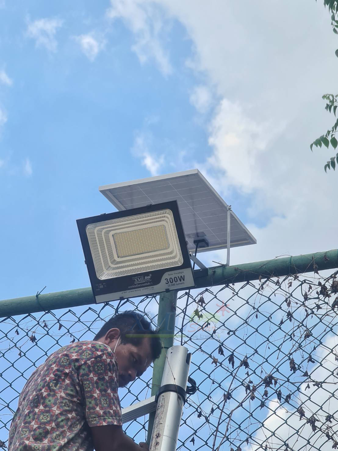 ไฟสปอตไลท์โซล่าเซลล์ 300 Watt กล่องสีน้ำตาล (เปิดได้ 3 แสง)