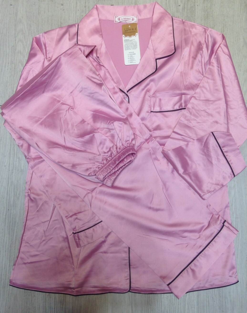 ชุดนอนผ้าซาติน ผ้านุ่ม ลื่น ใส่สบาย สไตล์เรียบหรู ผ้าระบายอากาศได้ดีไม่ร้อน สีเทาเข้ม ราคาชุดละ 450 บาท