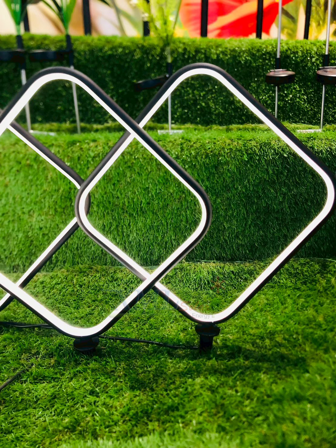 ไฟปักสนามโซล่าเซลล์ ทรงเหลี่ยม รุ่น DC-0589N (เเสง : เหลืองวอมไวท์)