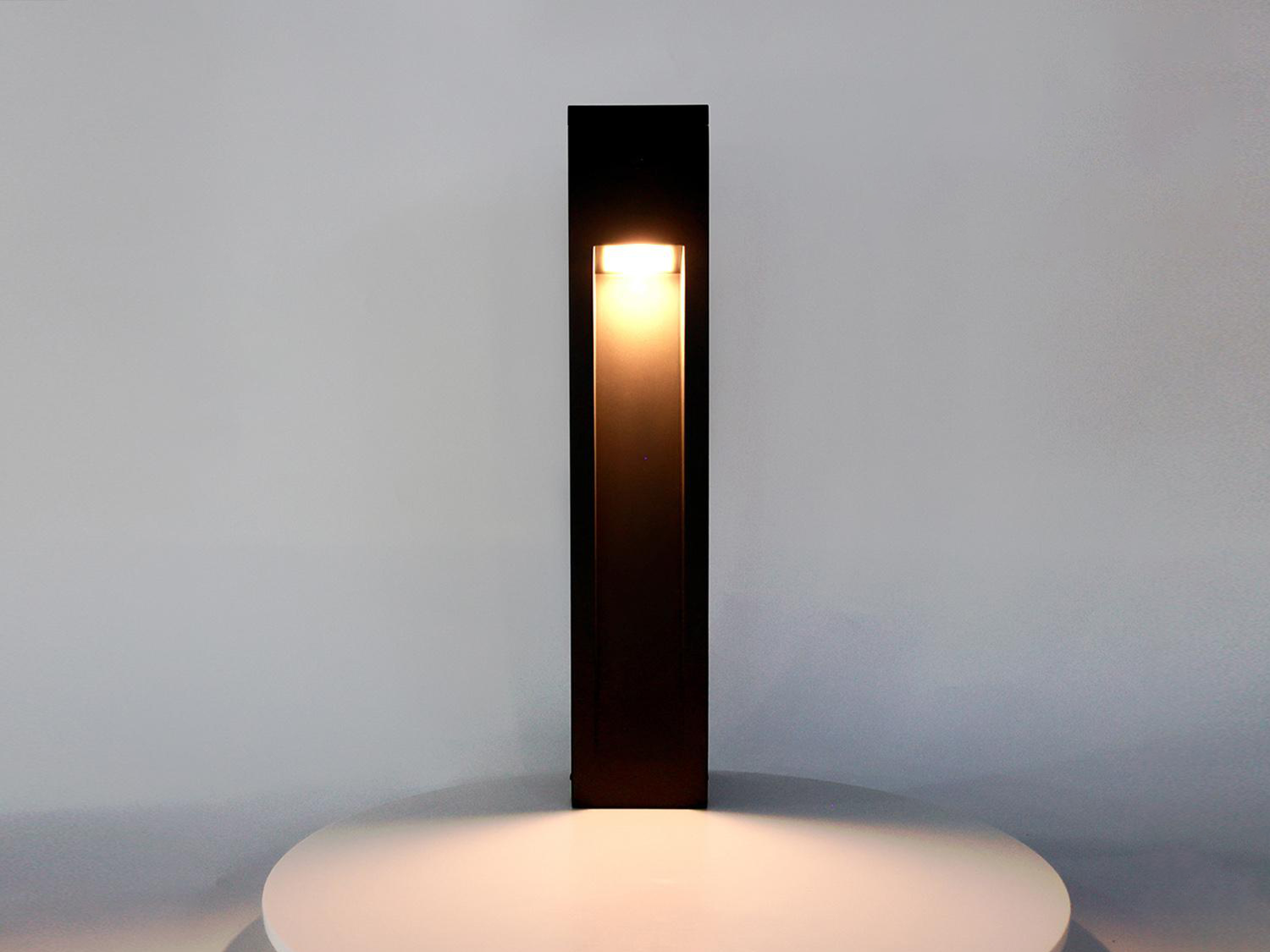 โคมไฟตั้งพื้นโซล่าเซลล์ รุ่น SGL-18 (แสง : เหลืองวอมไวท์)