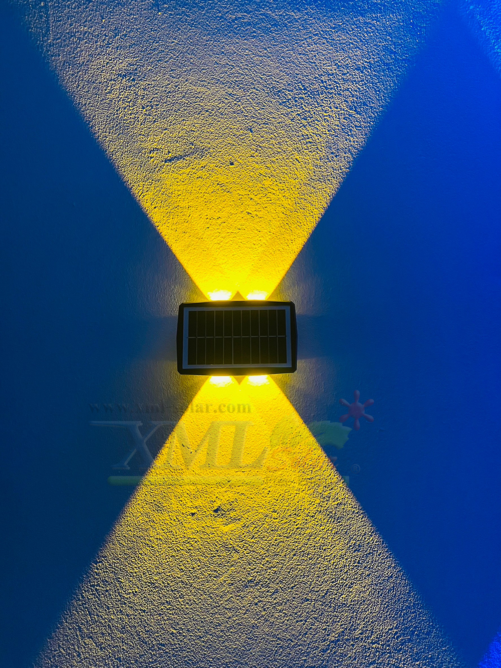 โคมไฟผนังโซล่าเซลล์ 4 LED รุ่นส่องบนล่าง (แสง : เหลืองเข้ม)