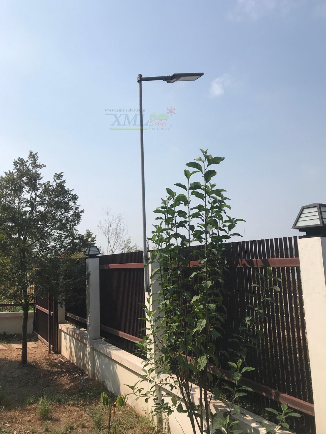 โคมไฟถนนโซล่าเซลล์ XML-Solar 300W (แสง : ขาว)(สว่างค้าง)