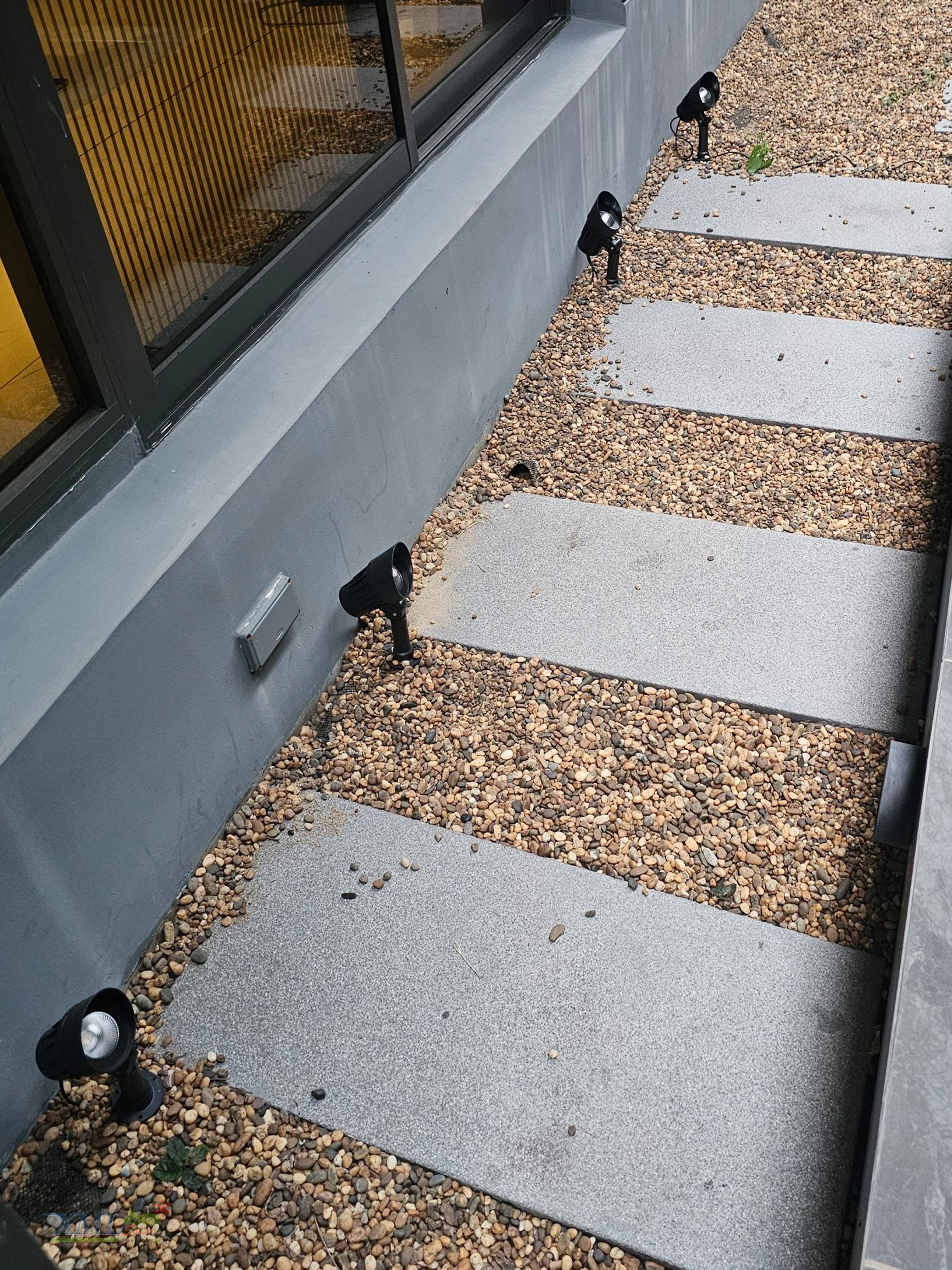 โคมไฟปักสนามโซล่าเซลล์ แพ็ค 4 ดวง รุ่น MD-SSL88 (แสง : เหลืองวอมไวท์)