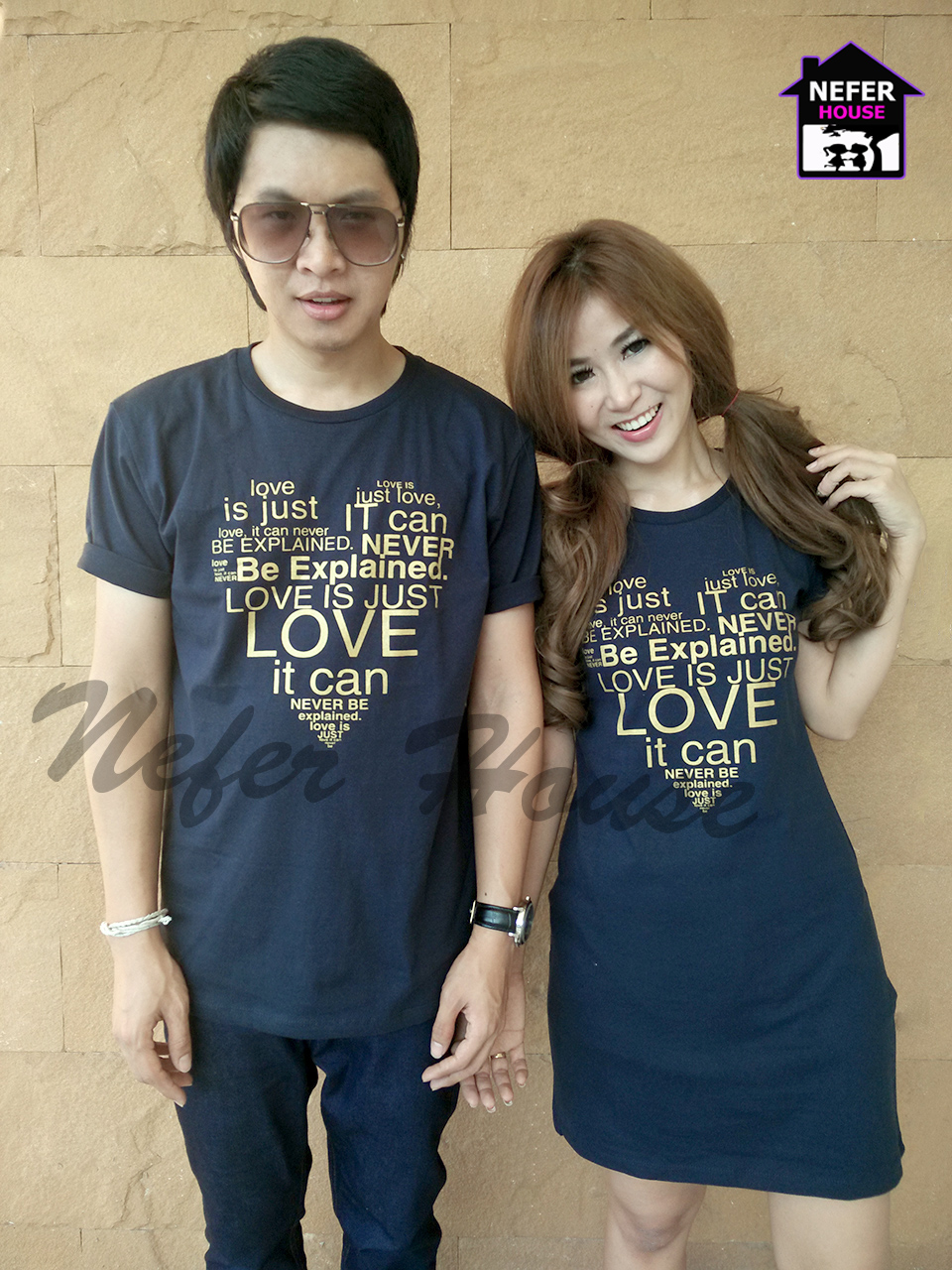 เสื้อคู่รักผ้ายืด สีกรมตัดกับสกรีนสีเหลืองรูปหัวใจ