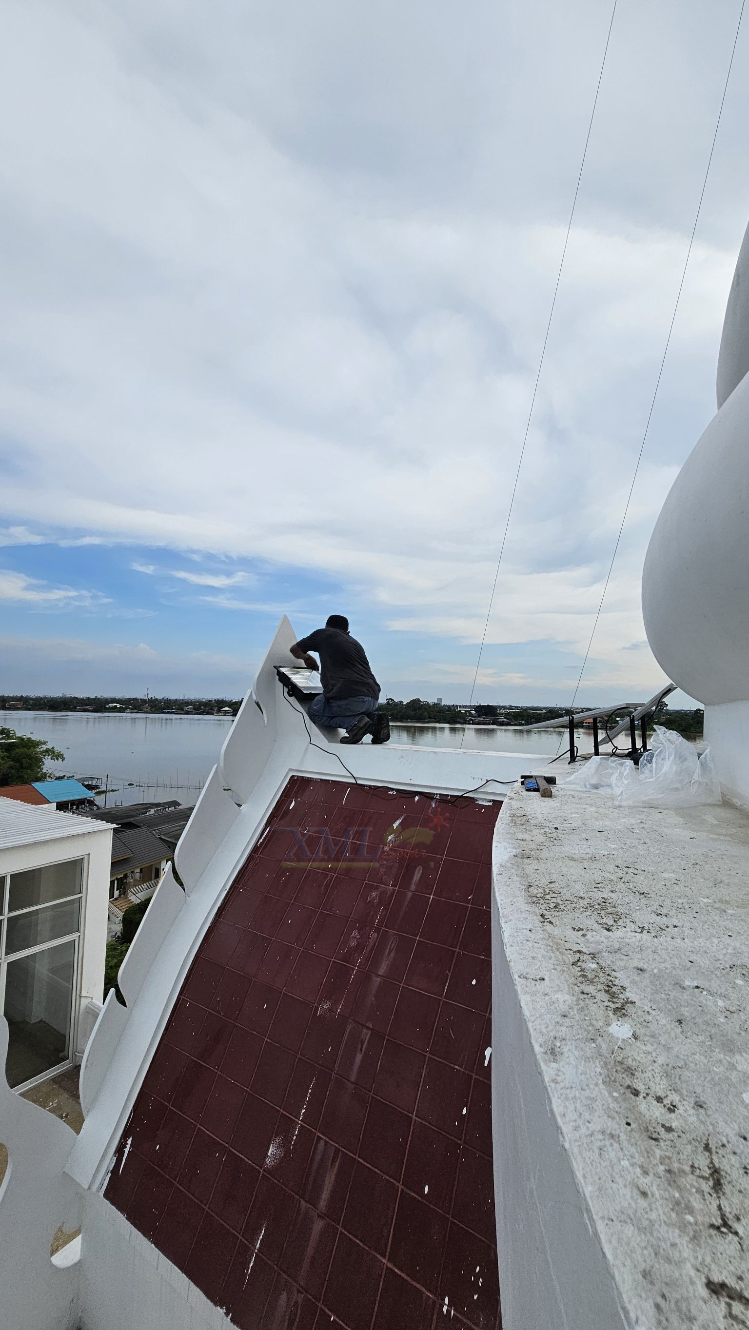 ไฟสปอตไลท์โซล่าเซลล์ 1000 Watt กล่องสีน้ำตาล (เปิดได้ 3 แสง)